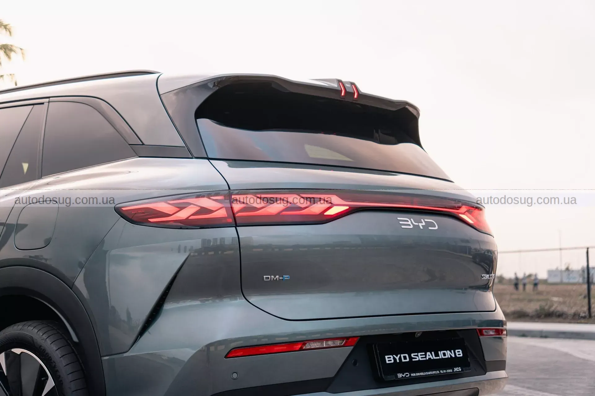 BYD Sealion 8 виходить на сцену і дивує поєднанням потужності та економії