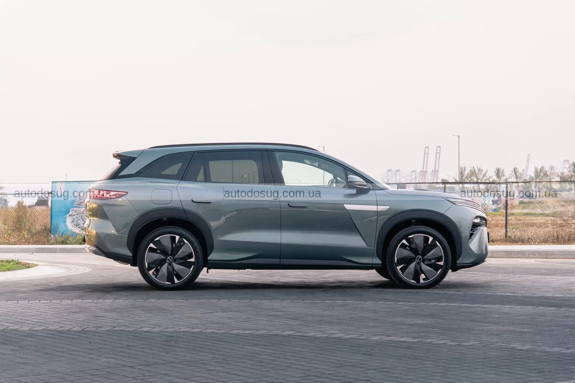 BYD Sealion 8 виходить на сцену і дивує поєднанням потужності та економії