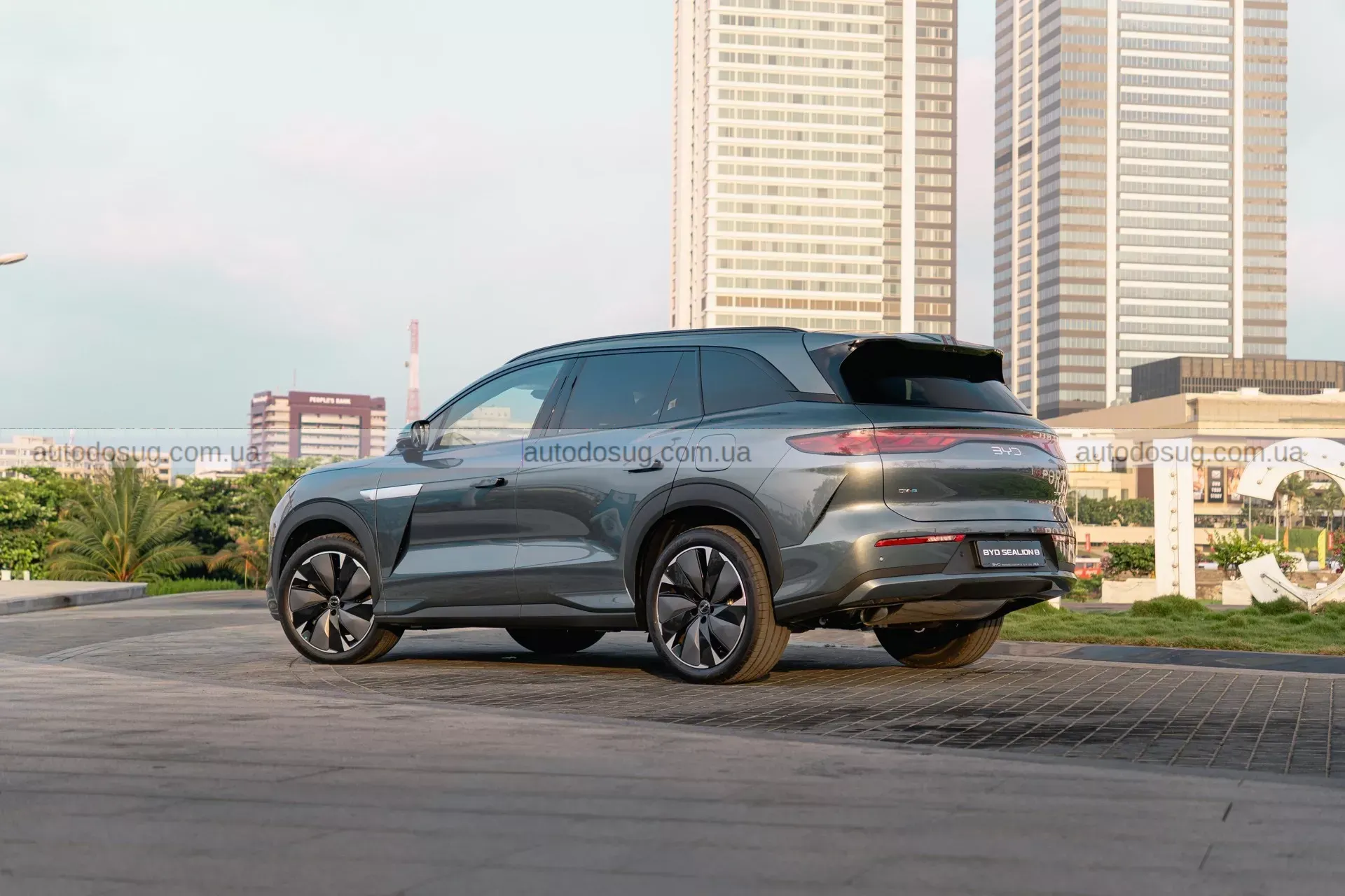 BYD Sealion 8 виходить на сцену і дивує поєднанням потужності та економії