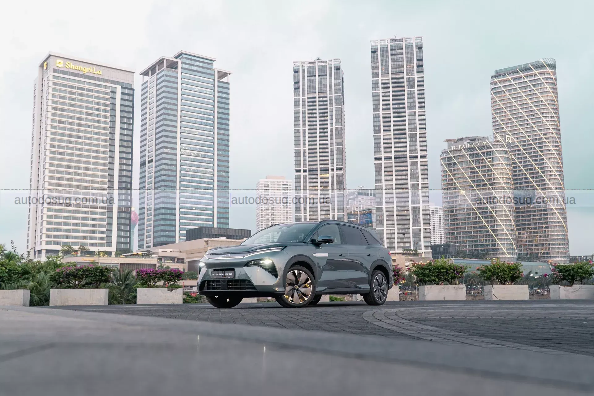 BYD Sealion 8 виходить на сцену і дивує поєднанням потужності та економії