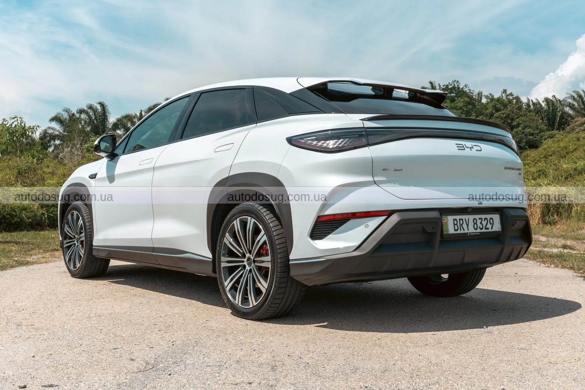 Електричний кросовер BYD Sealion 7 виходить на дорогу і кидає виклик Tesla