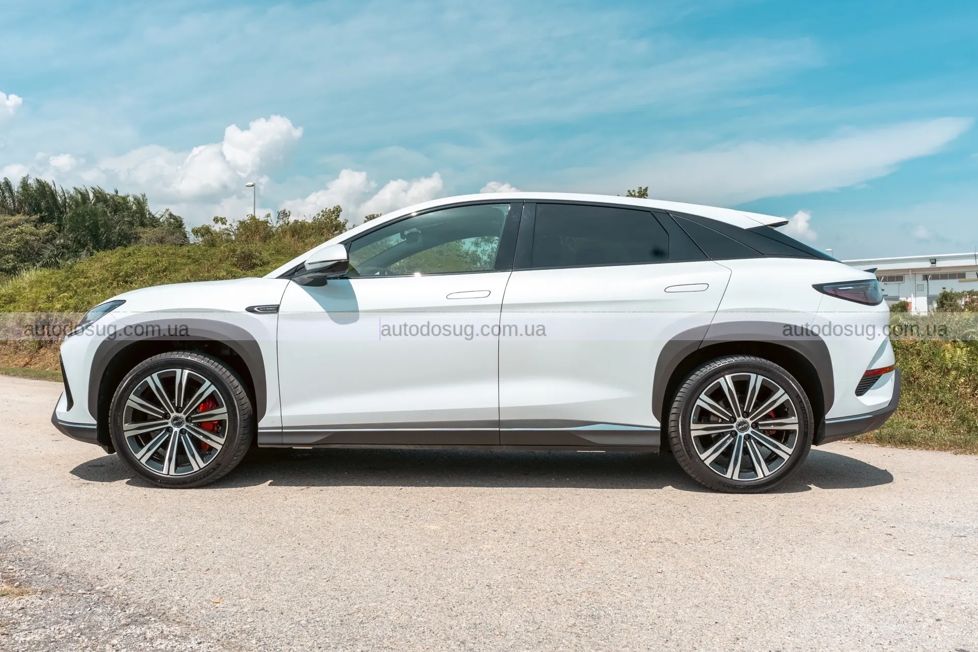 Електричний кросовер BYD Sealion 7 виходить на дорогу і кидає виклик Tesla