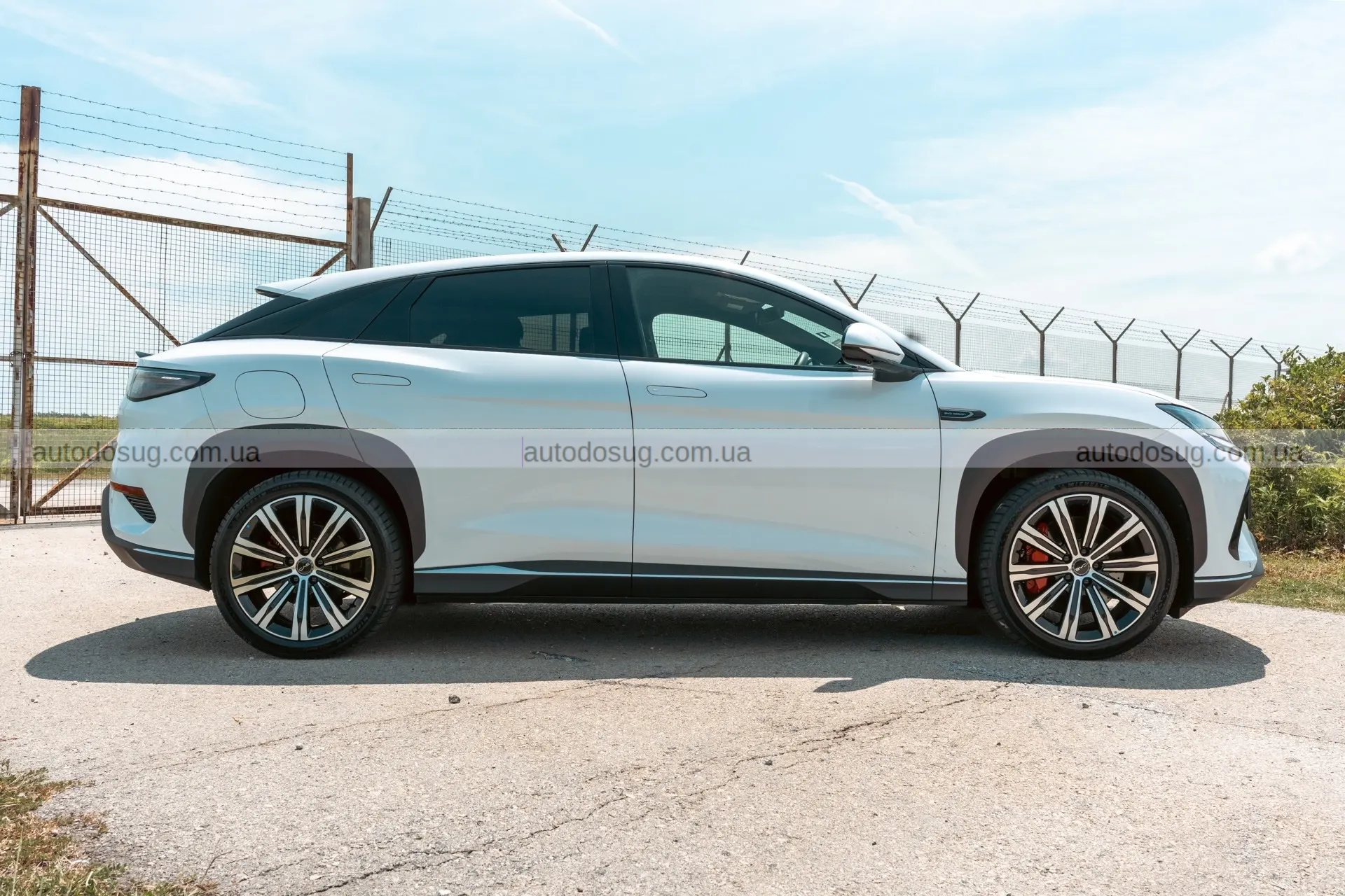 Електричний кросовер BYD Sealion 7 виходить на дорогу і кидає виклик Tesla