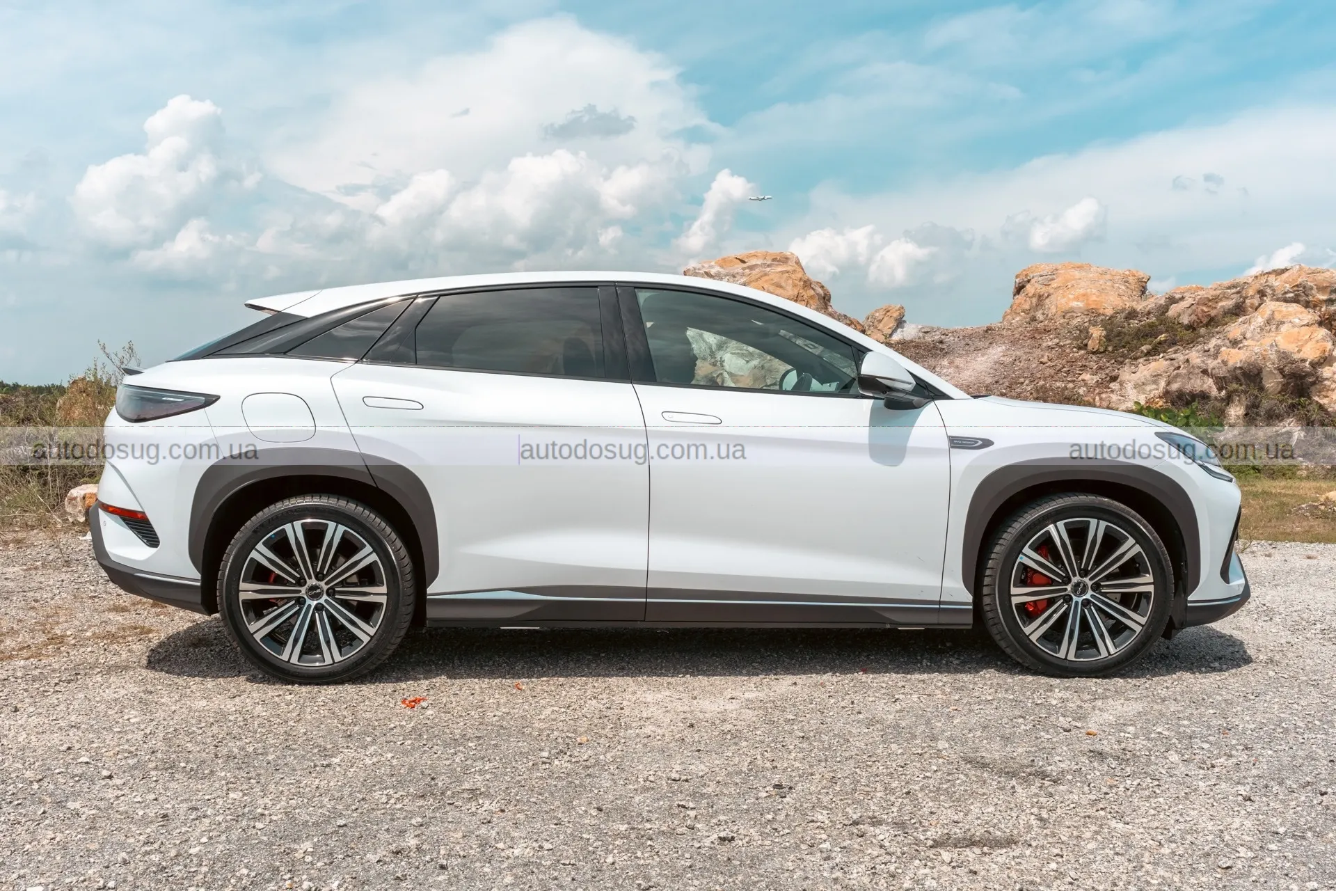 Електричний кросовер BYD Sealion 7 виходить на дорогу і кидає виклик Tesla