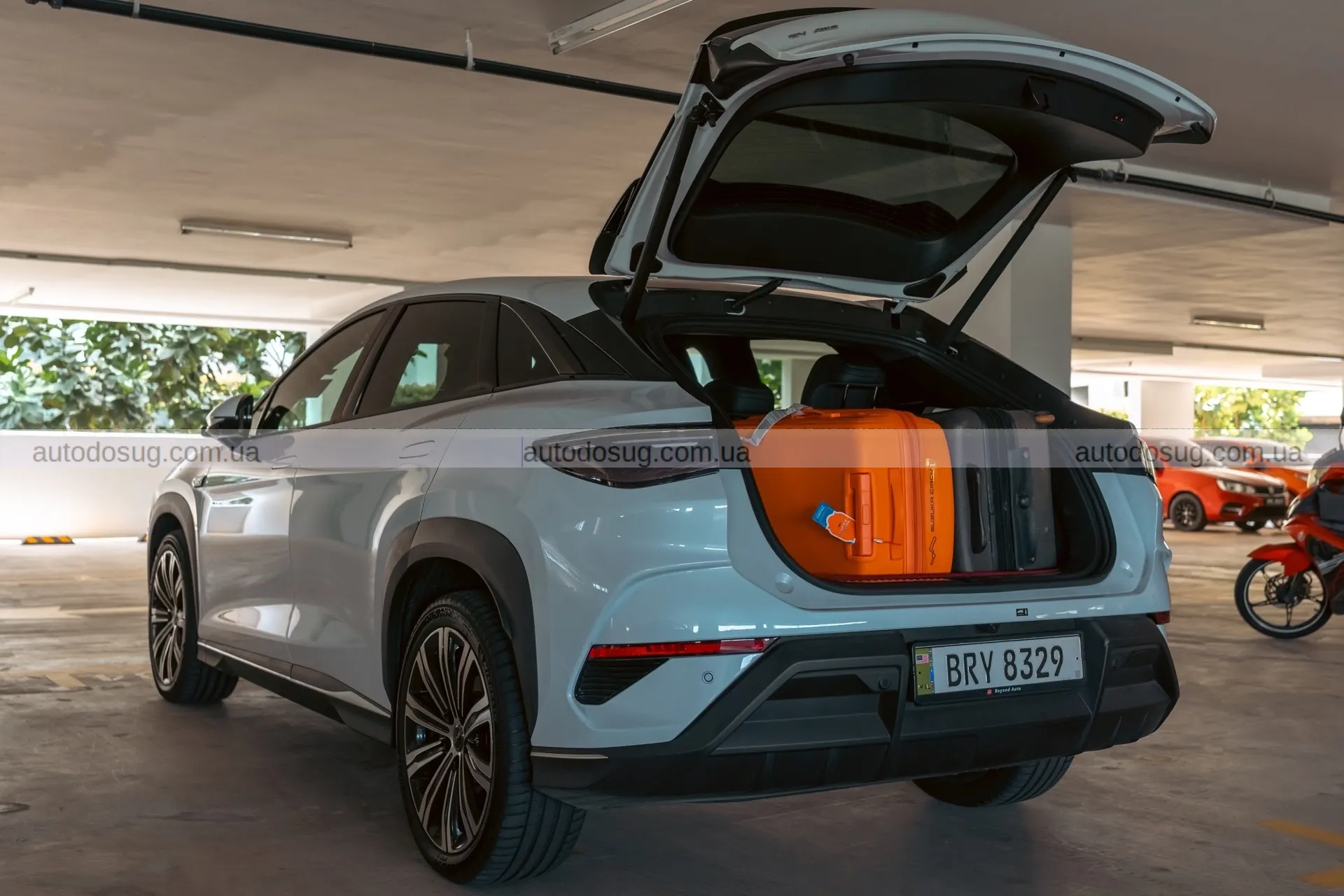 Електричний кросовер BYD Sealion 7 виходить на дорогу і кидає виклик Tesla