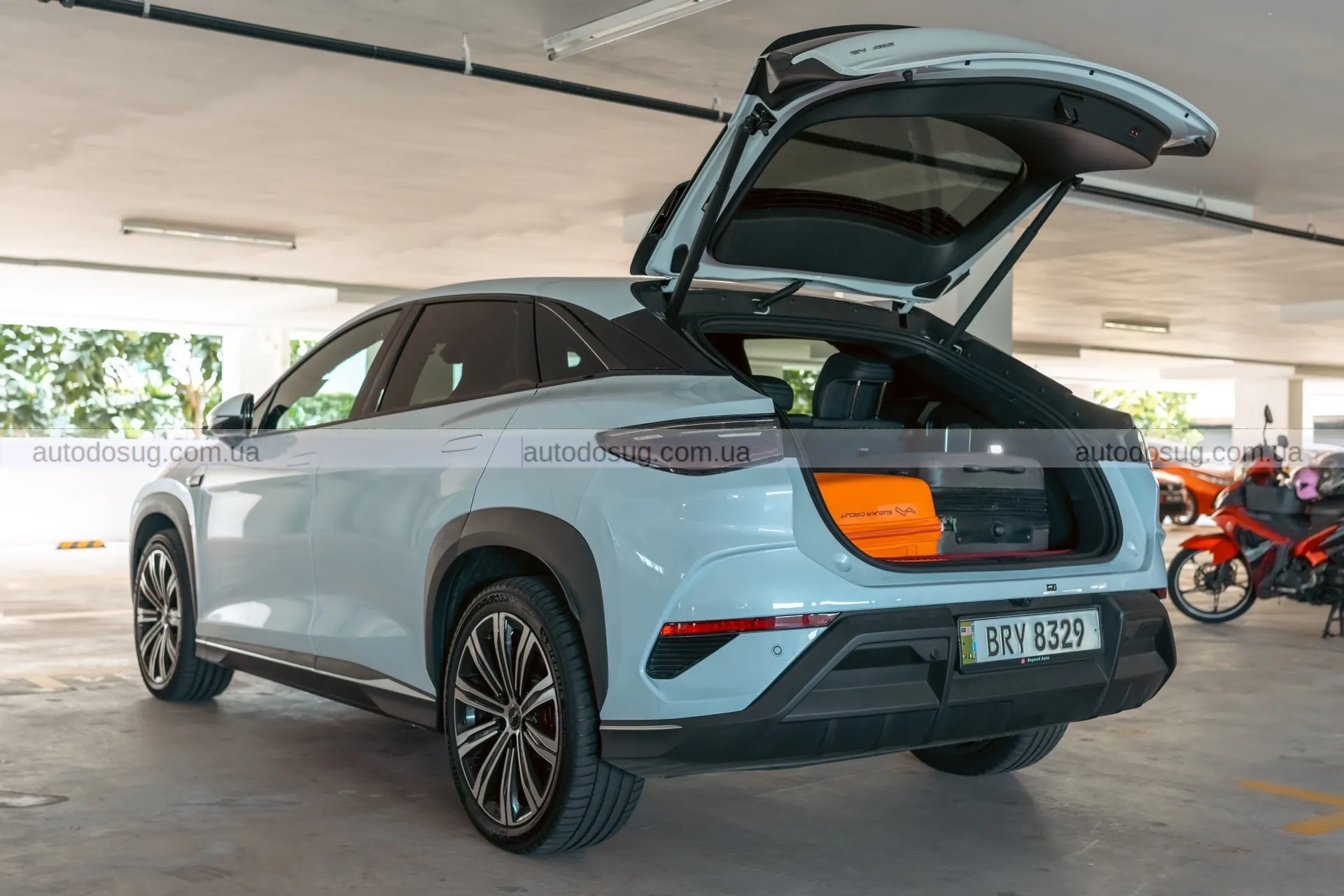 Електричний кросовер BYD Sealion 7 виходить на дорогу і кидає виклик Tesla