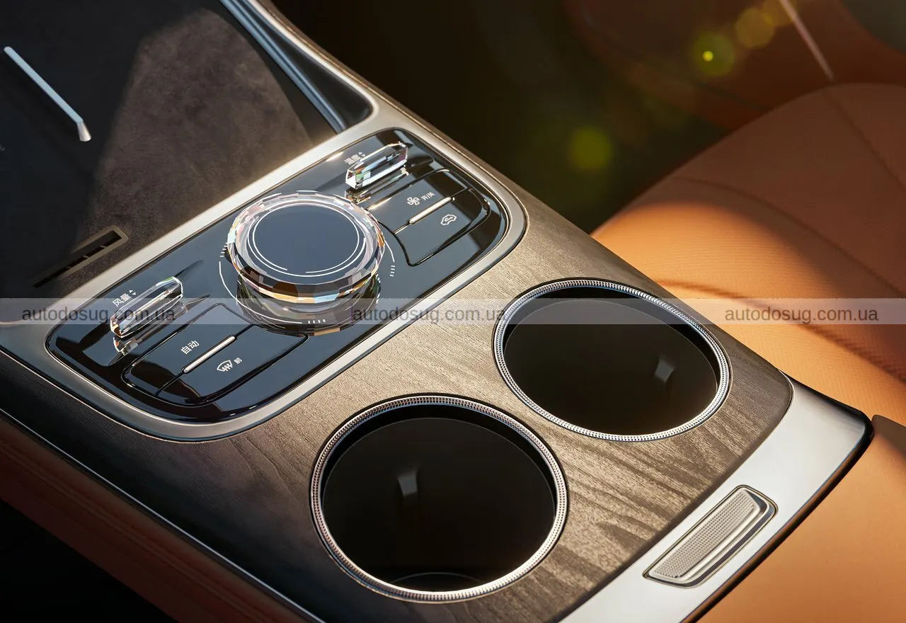 Geely запускає Galaxy M7 і показує гібрид, який їздить як електромобіль