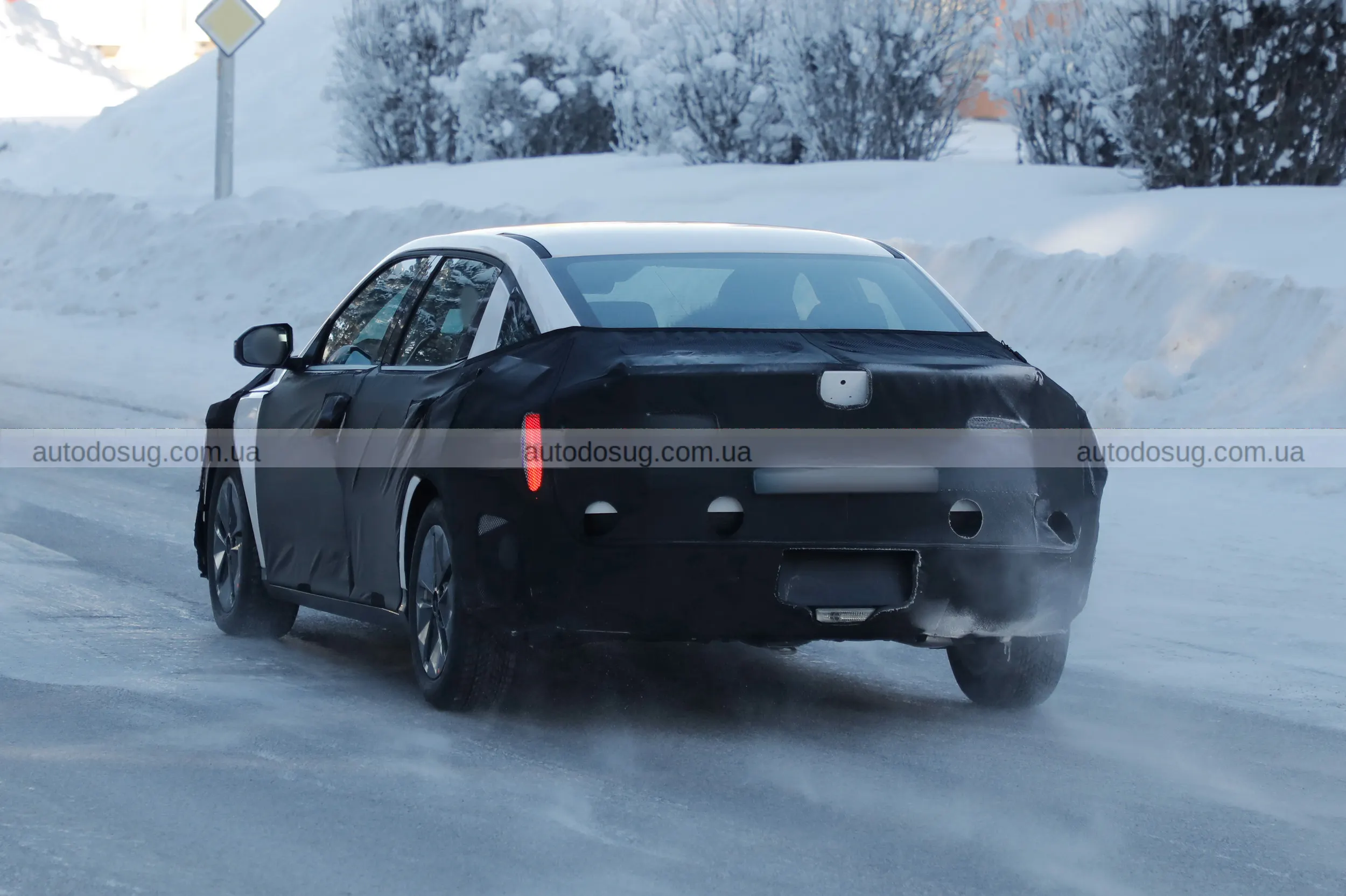 Hyundai готує повністю нову Elantra і змінює дизайн культового седана