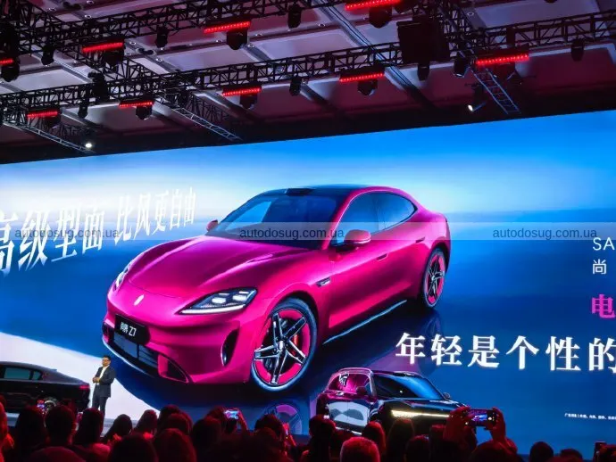 Китайський електроседан SAIC Z7 виглядає як Porsche Taycan, але коштуватиме в рази дешевше