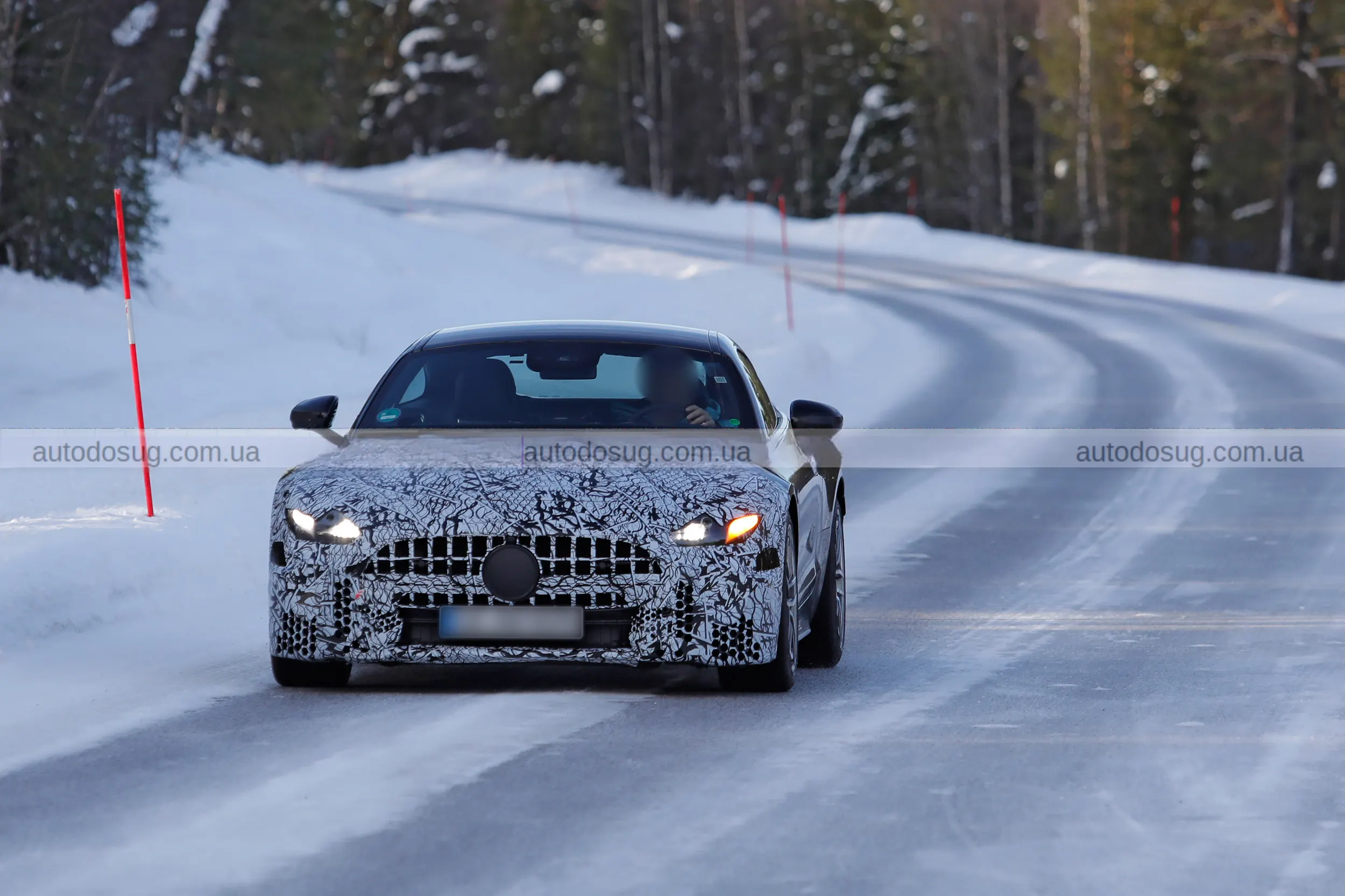 Майбутній Mercedes-AMG GT 2027 року впіймали під час тестів на трасі