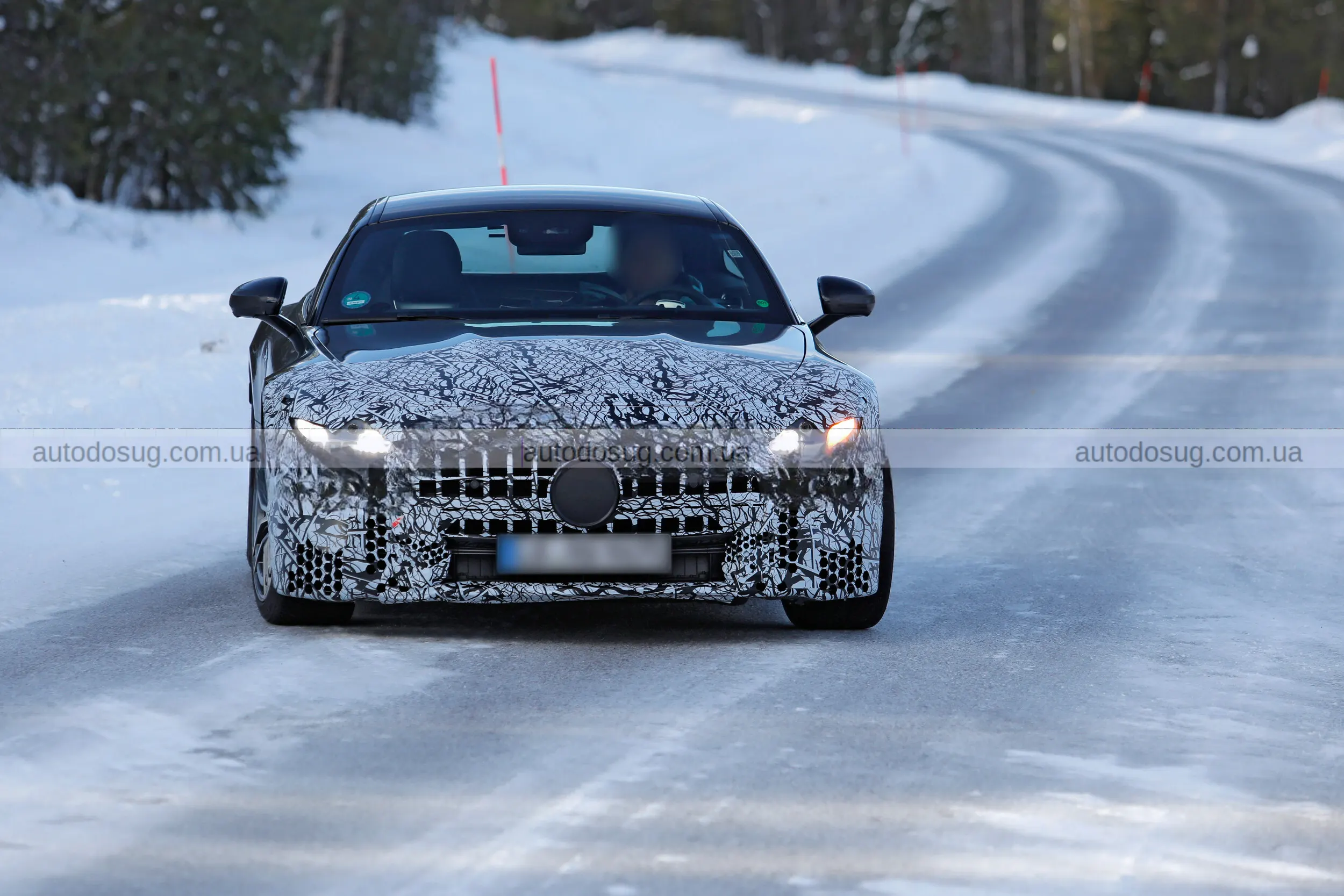 Майбутній Mercedes-AMG GT 2027 року впіймали під час тестів на трасі