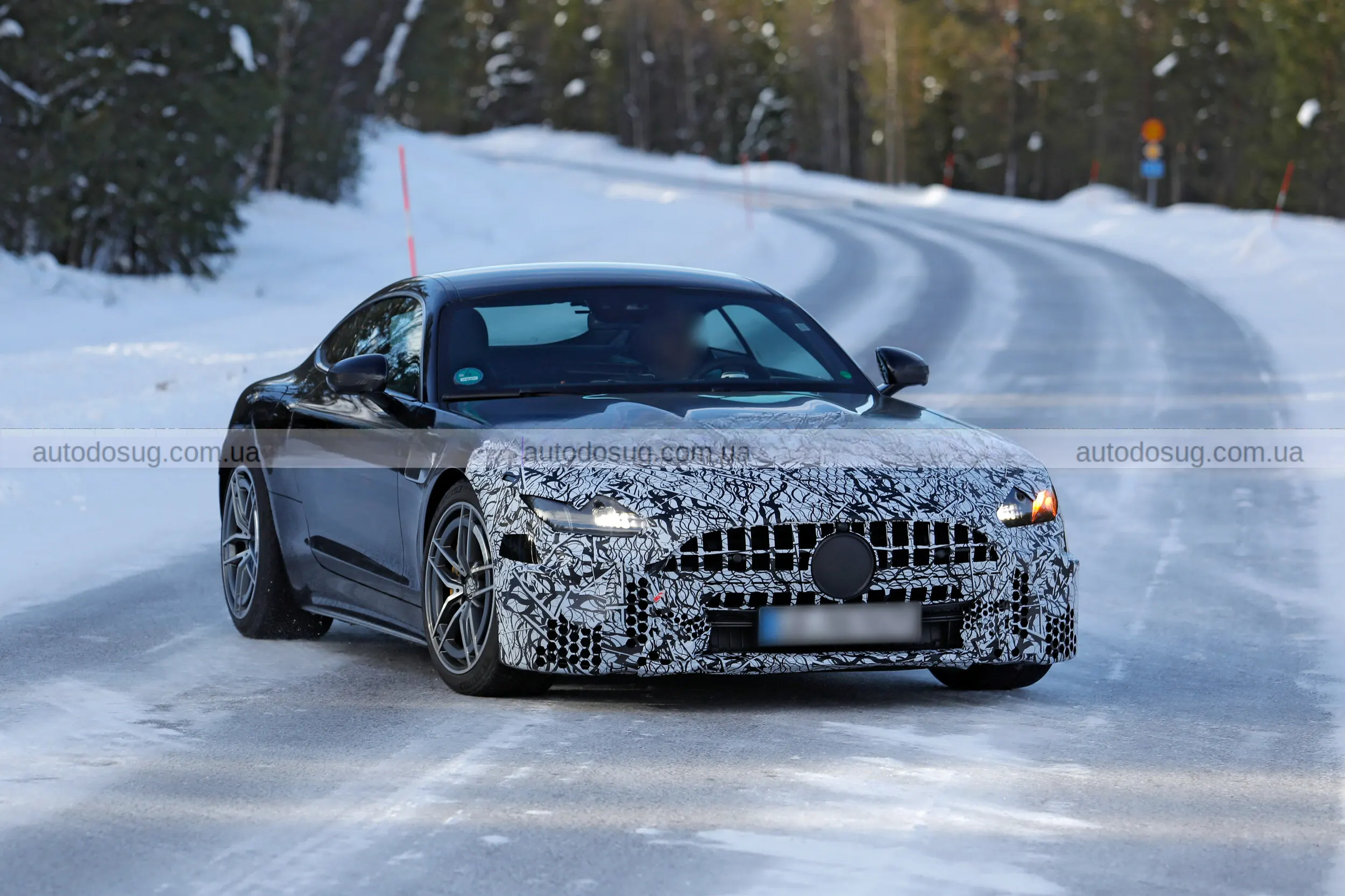 Майбутній Mercedes-AMG GT 2027 року впіймали під час тестів на трасі