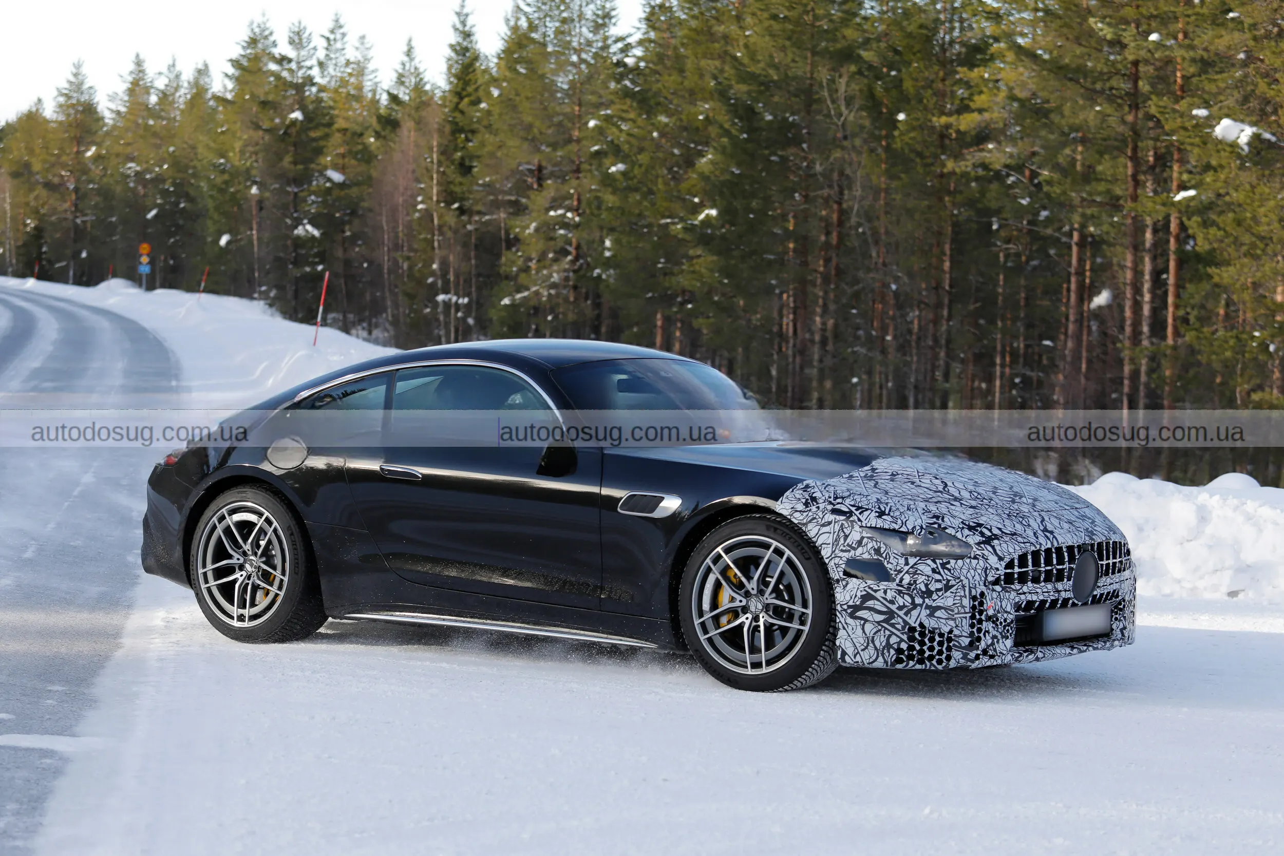 Майбутній Mercedes-AMG GT 2027 року впіймали під час тестів на трасі