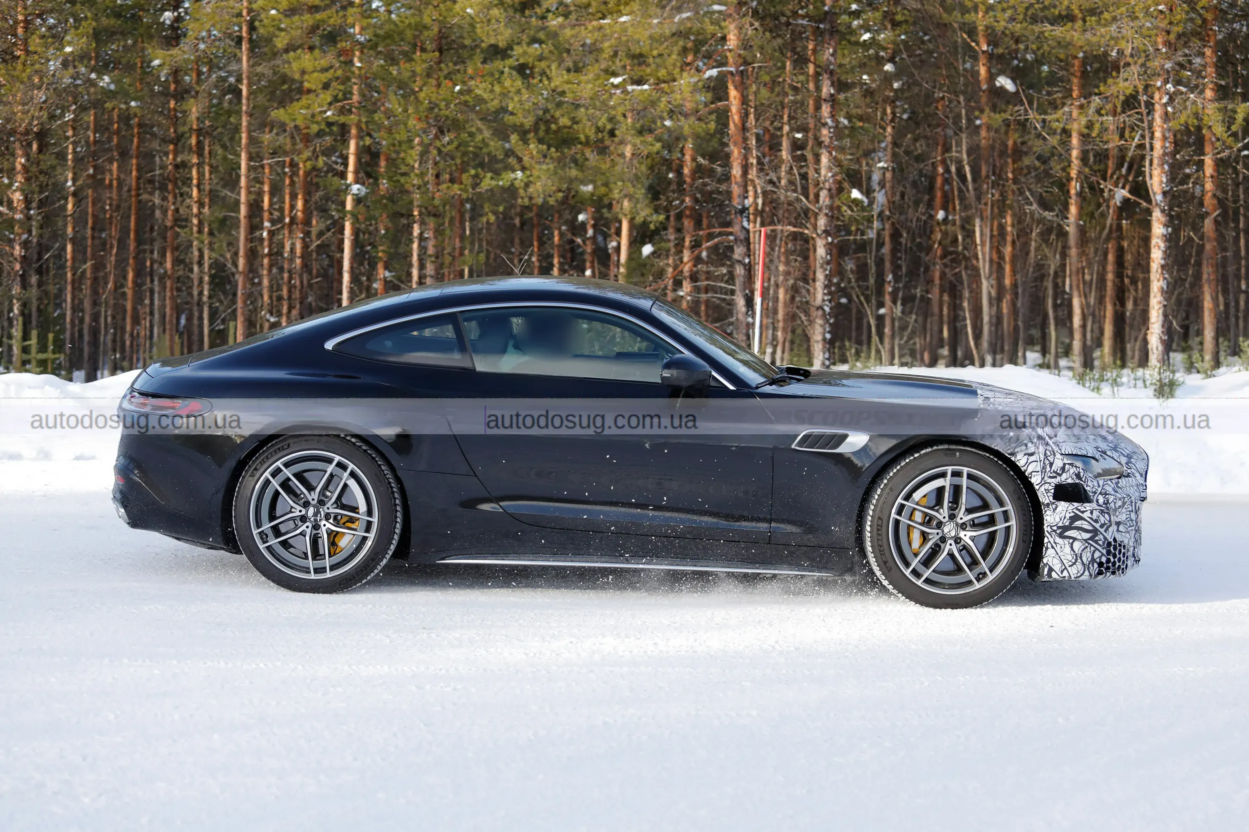 Майбутній Mercedes-AMG GT 2027 року впіймали під час тестів на трасі