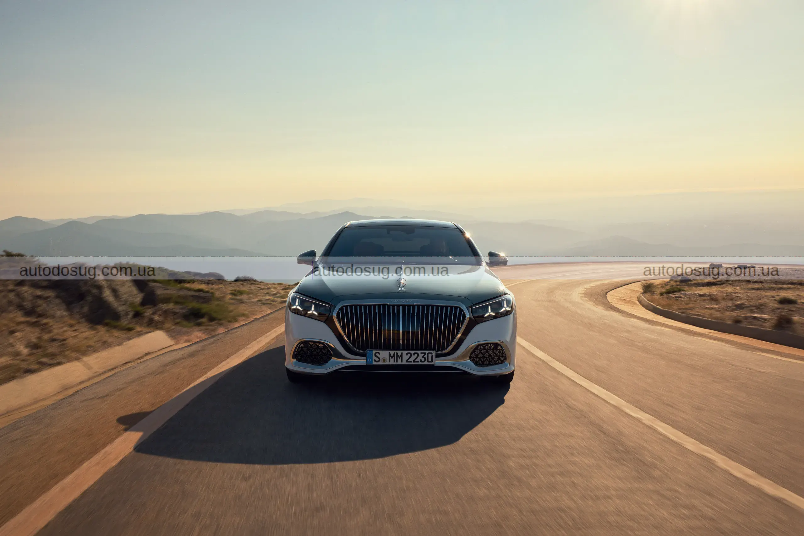 Maybach S-Class піднімає розкіш на новий рівень та має логотип, що світиться