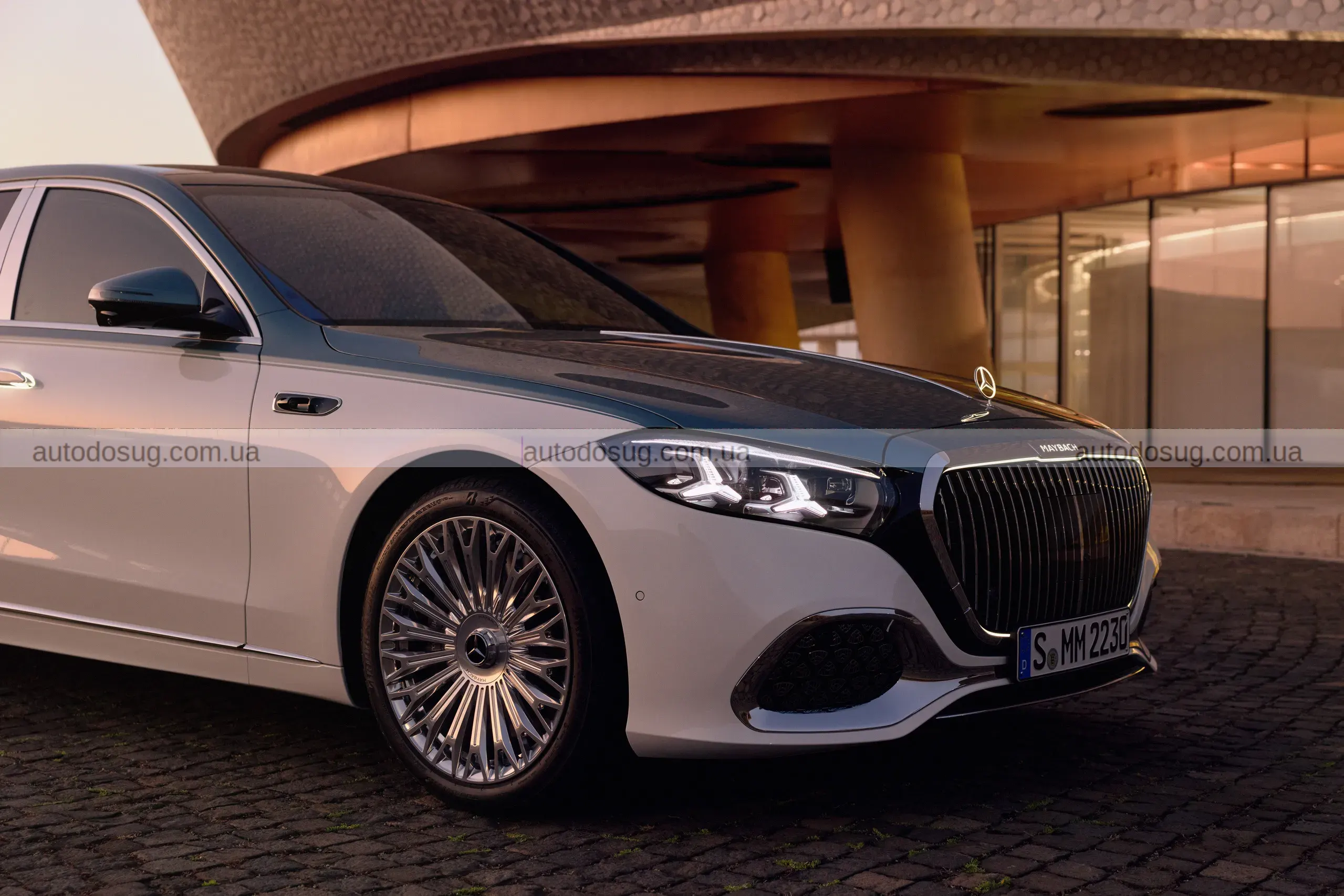 Maybach S-Class піднімає розкіш на новий рівень та має логотип, що світиться