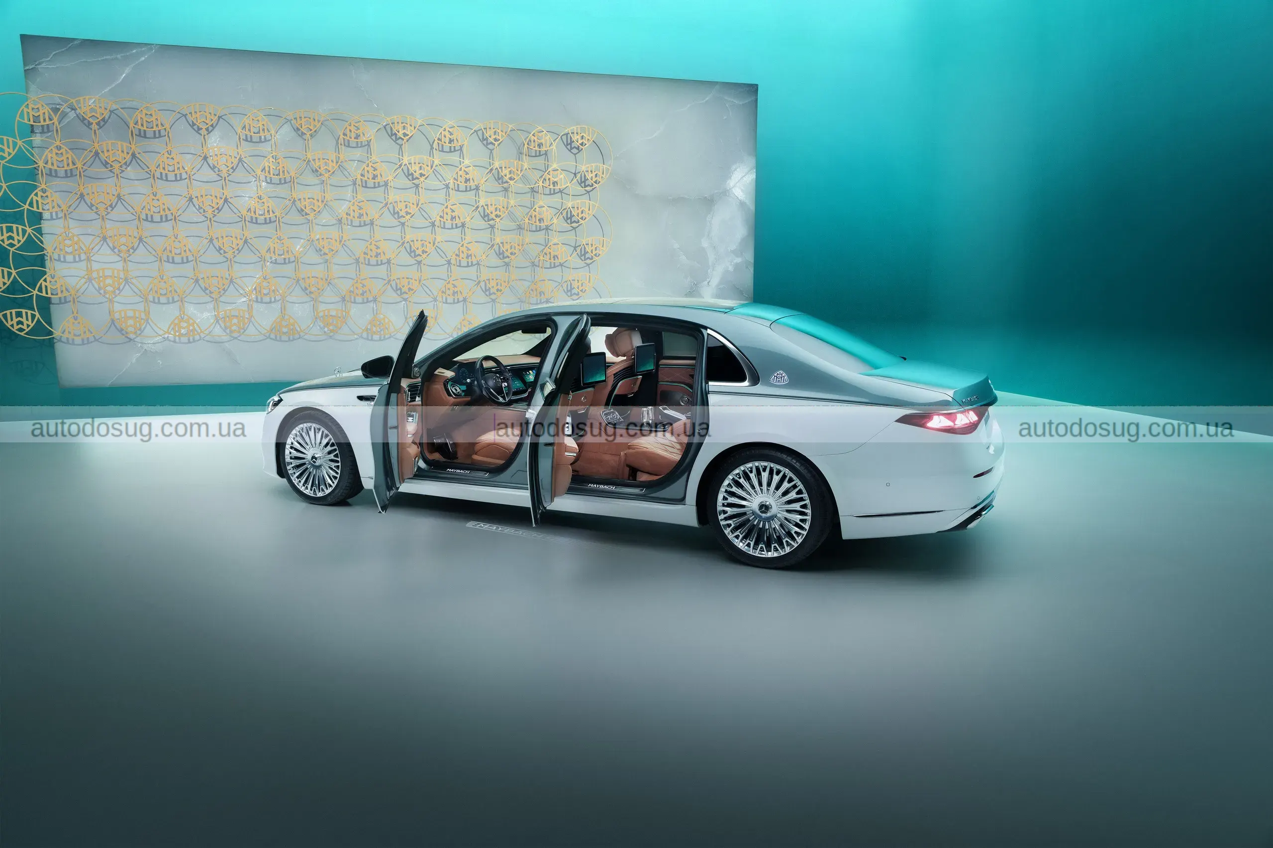 Maybach S-Class піднімає розкіш на новий рівень та має логотип, що світиться