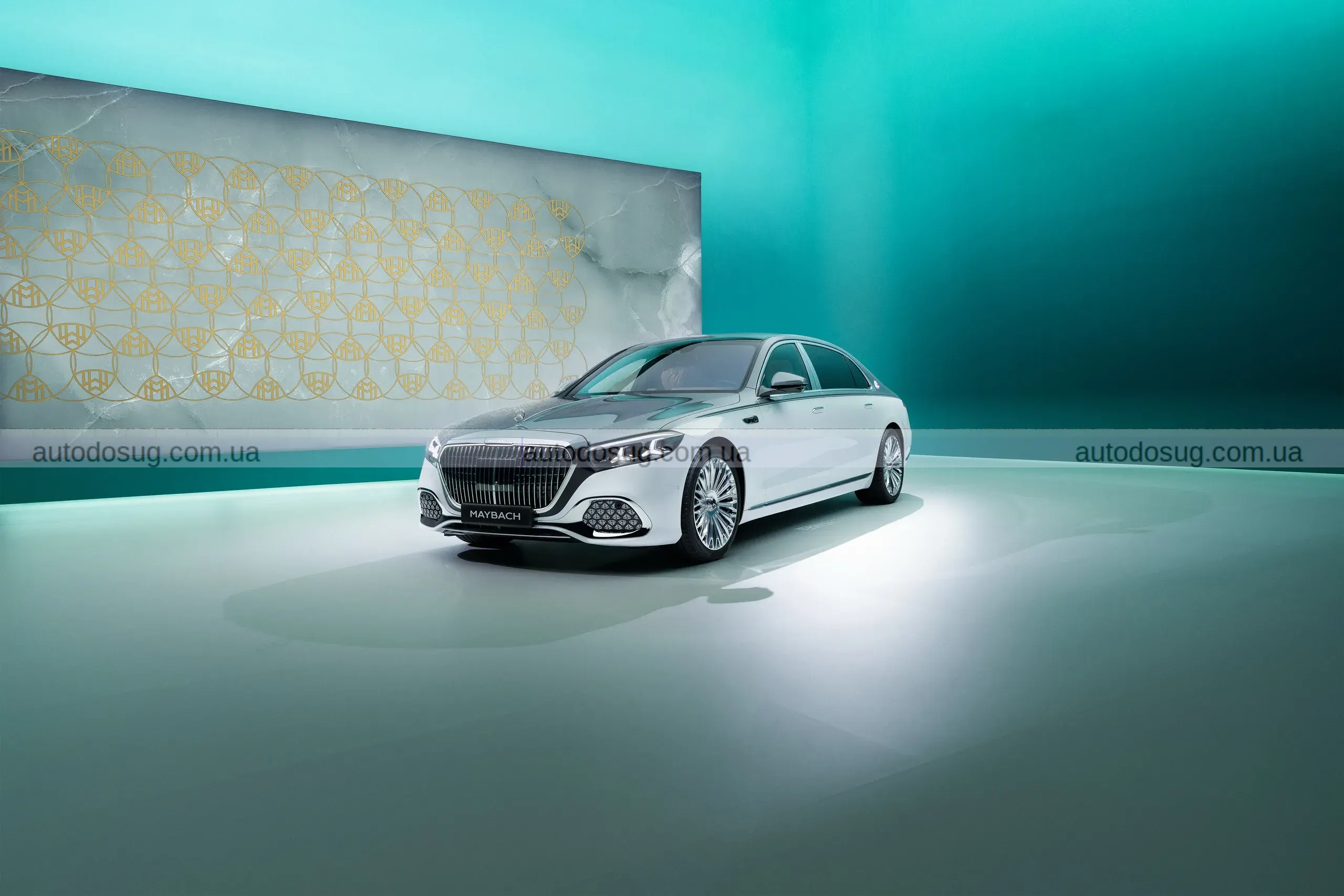 Maybach S-Class піднімає розкіш на новий рівень та має логотип, що світиться