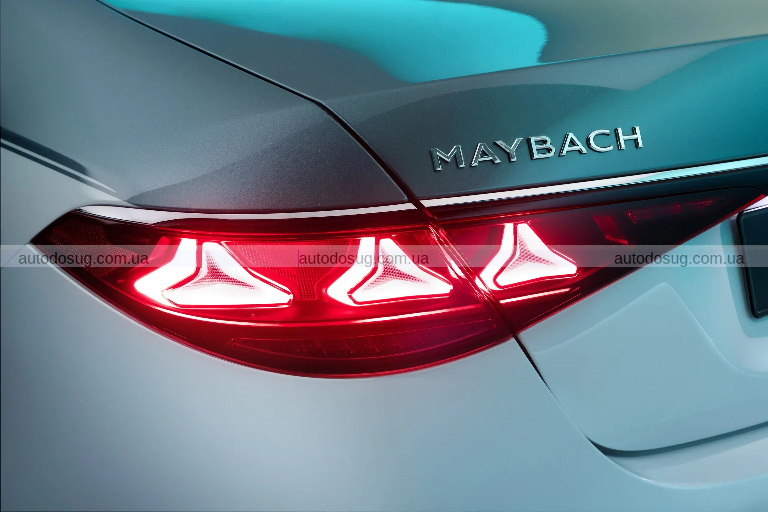 Maybach S-Class піднімає розкіш на новий рівень та має логотип, що світиться