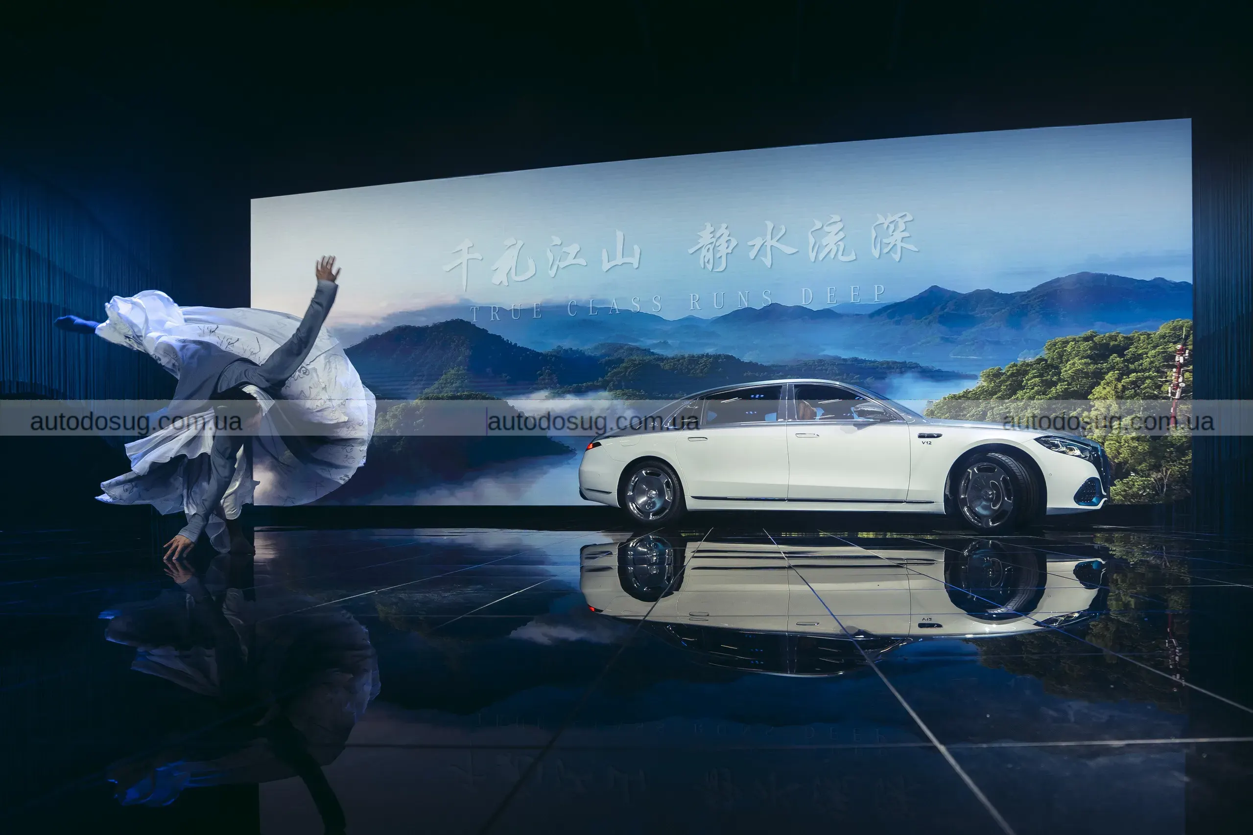 Maybach S-Class піднімає розкіш на новий рівень та має логотип, що світиться