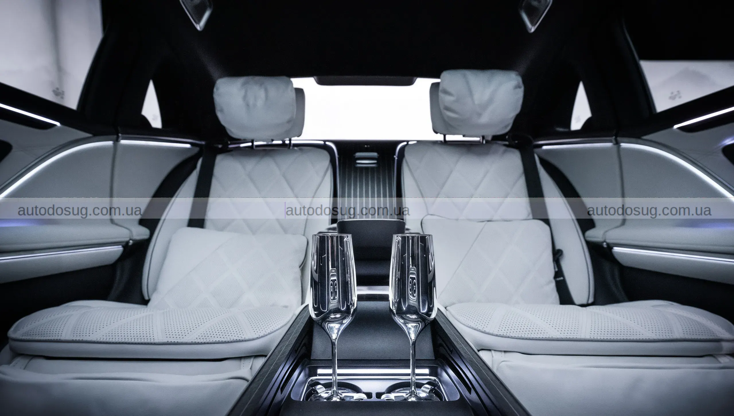 Maybach S-Class піднімає розкіш на новий рівень та має логотип, що світиться