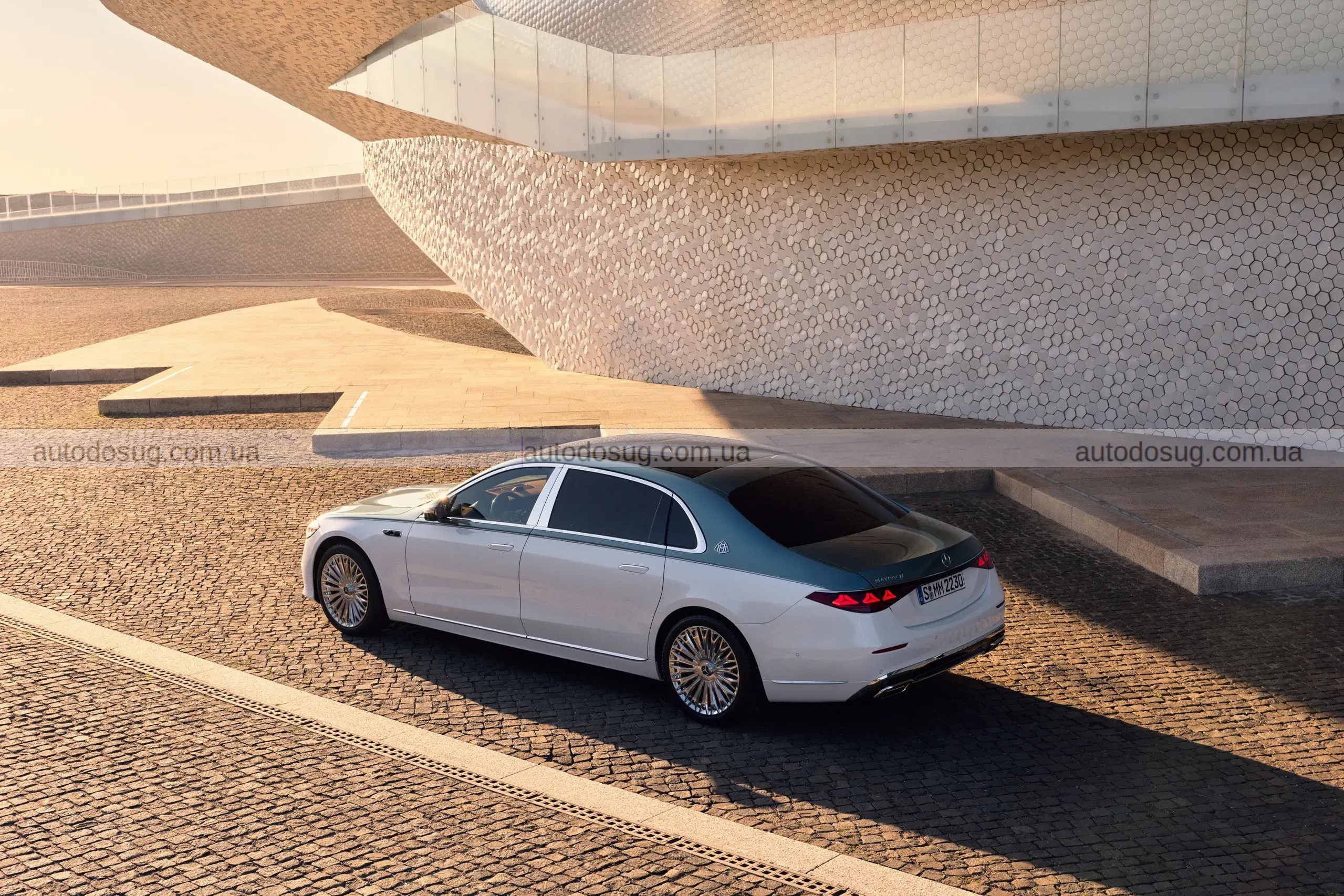 Maybach S-Class піднімає розкіш на новий рівень та має логотип, що світиться