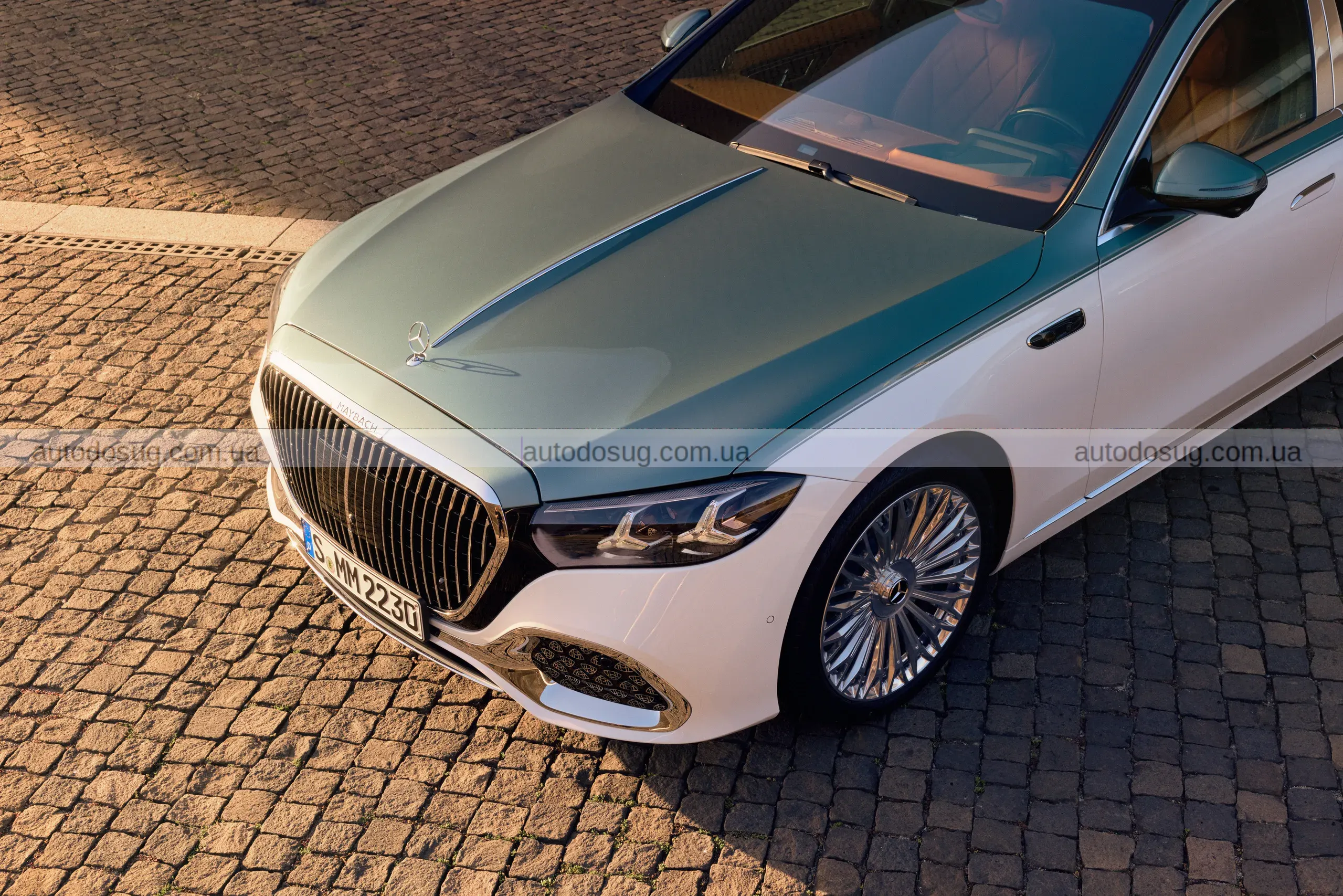 Maybach S-Class піднімає розкіш на новий рівень та має логотип, що світиться