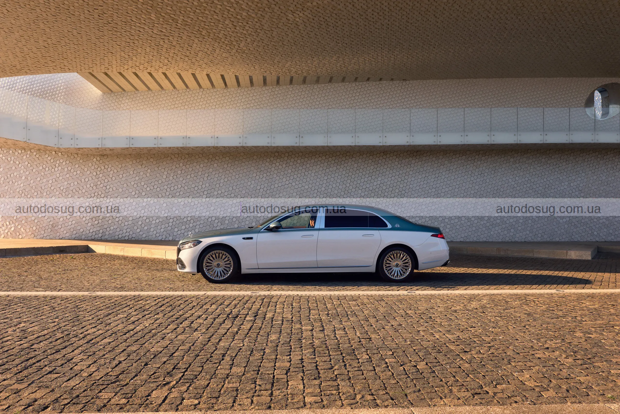 Maybach S-Class піднімає розкіш на новий рівень та має логотип, що світиться