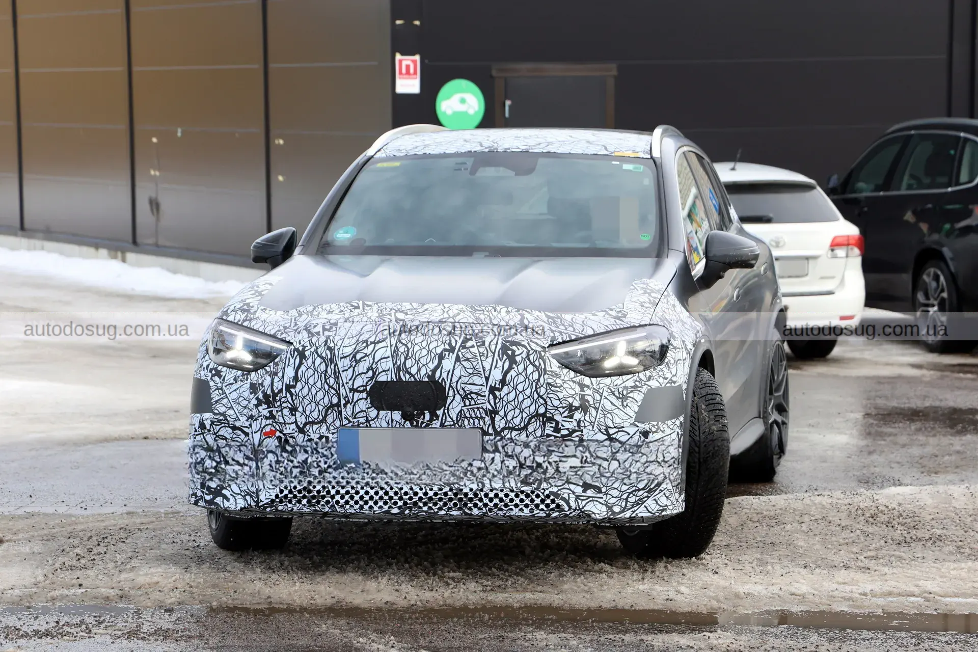 Mercedes-AMG готує електричний GLC з потужністю суперкара