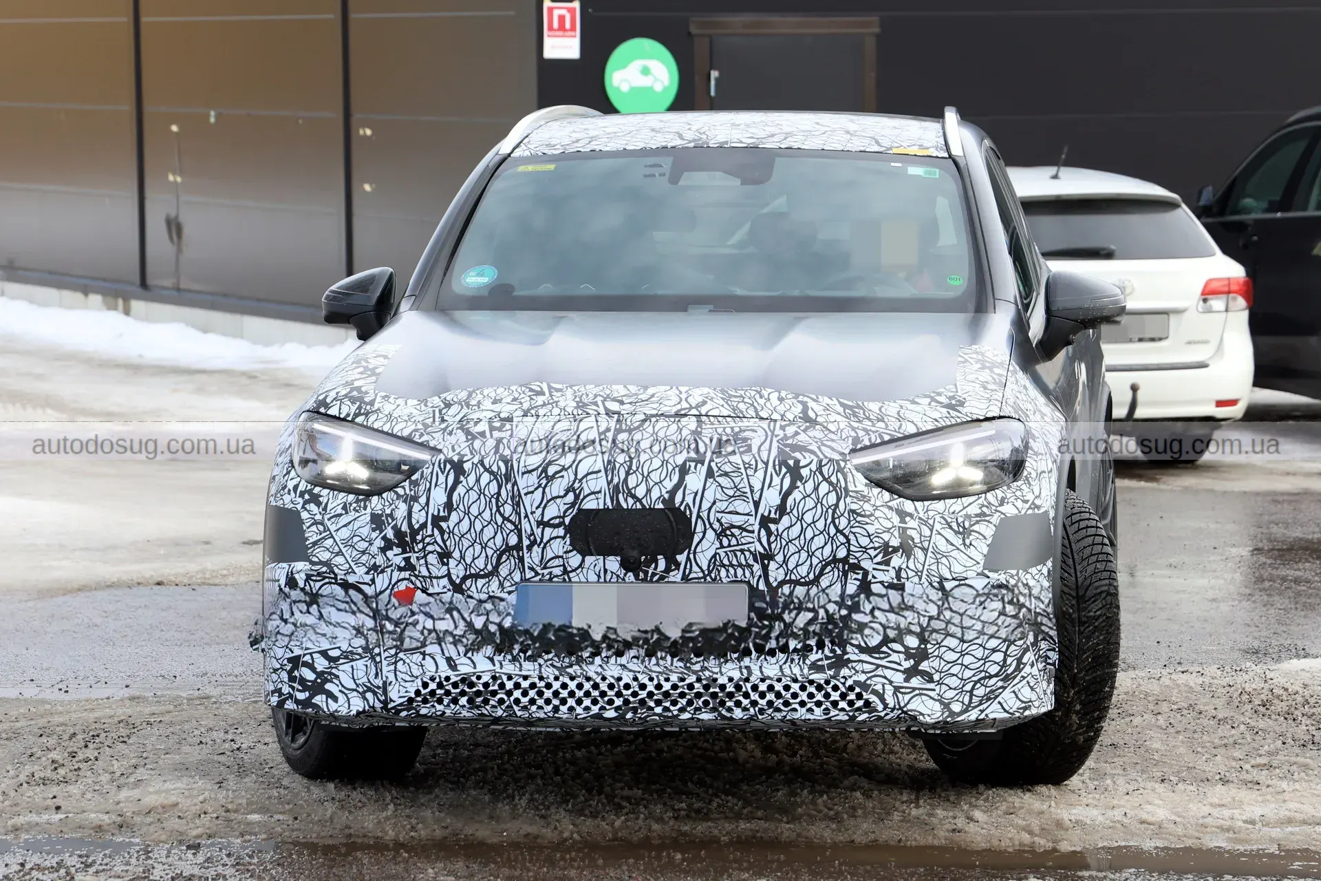 Mercedes-AMG готує електричний GLC з потужністю суперкара