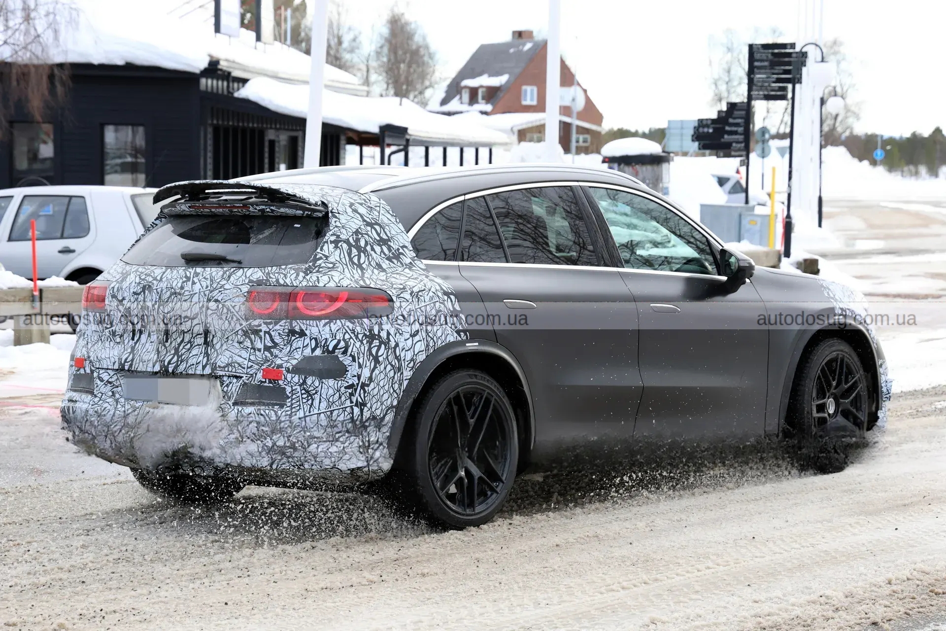 Mercedes-AMG готує електричний GLC з потужністю суперкара