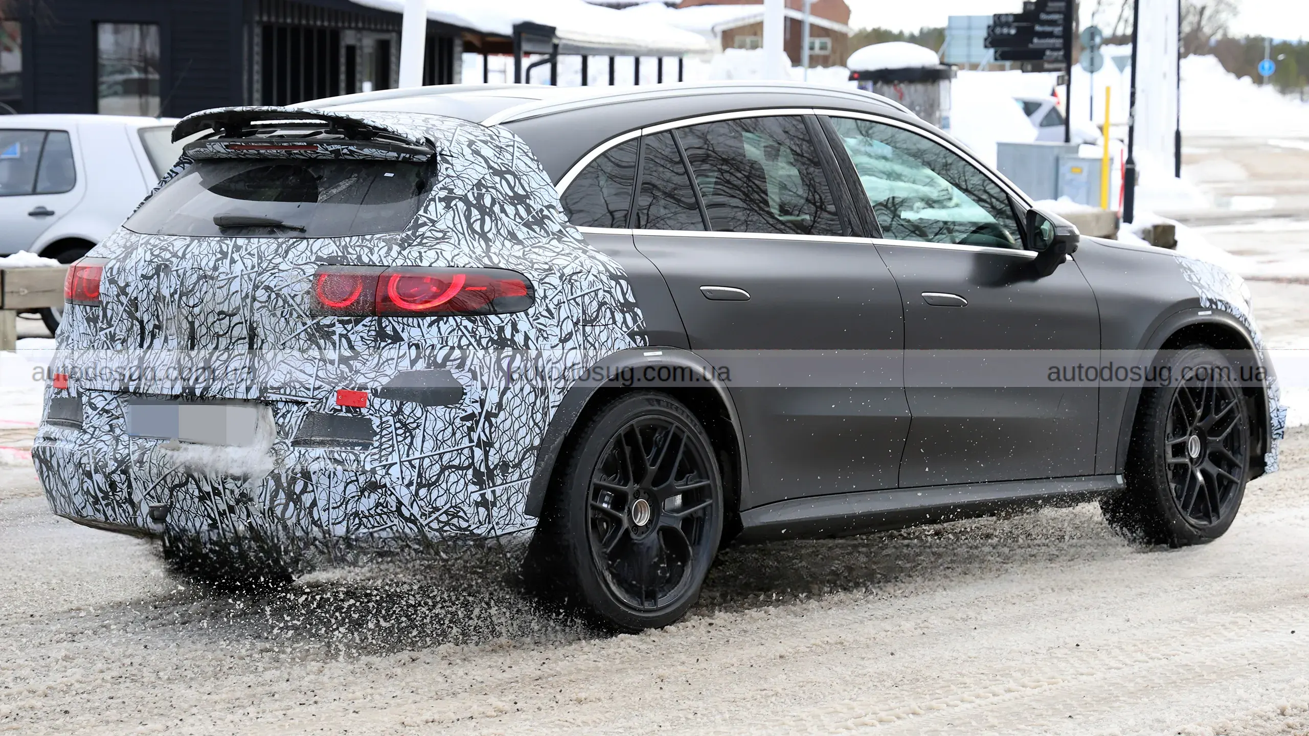 Mercedes-AMG готує електричний GLC з потужністю суперкара