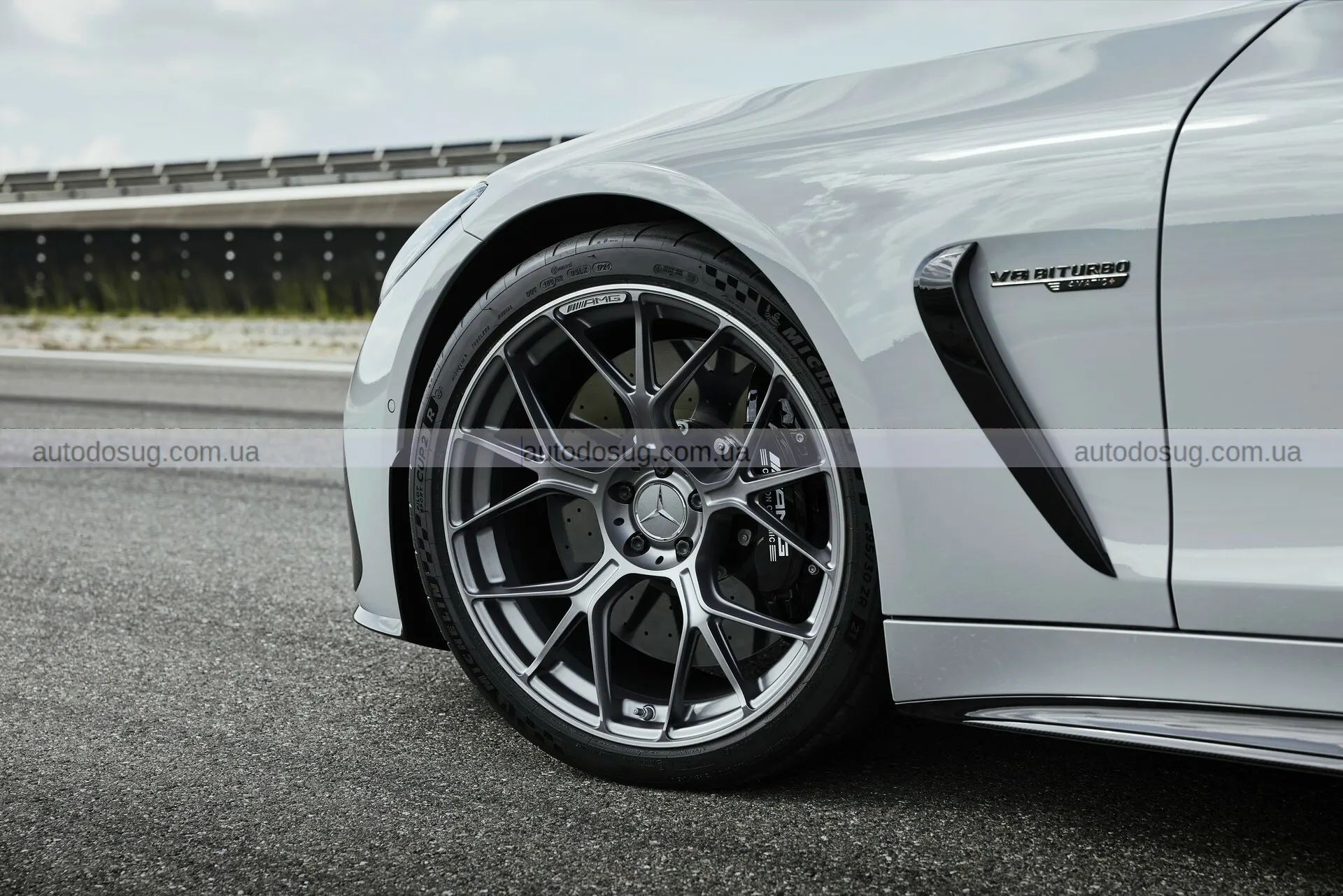 Mercedes-AMG заявляє, що покупці GT 63 майже не розглядають Porsche