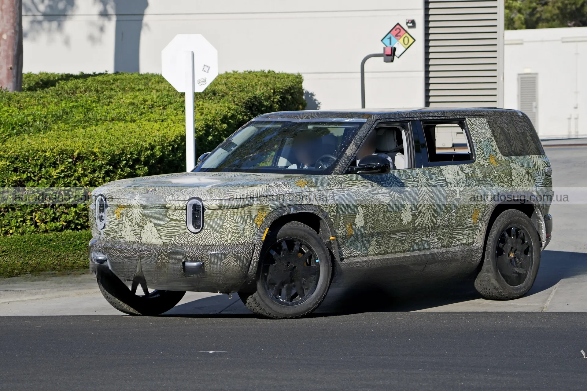 Новий електричний Rivian R2 готується змінити правила гри у світі SUV