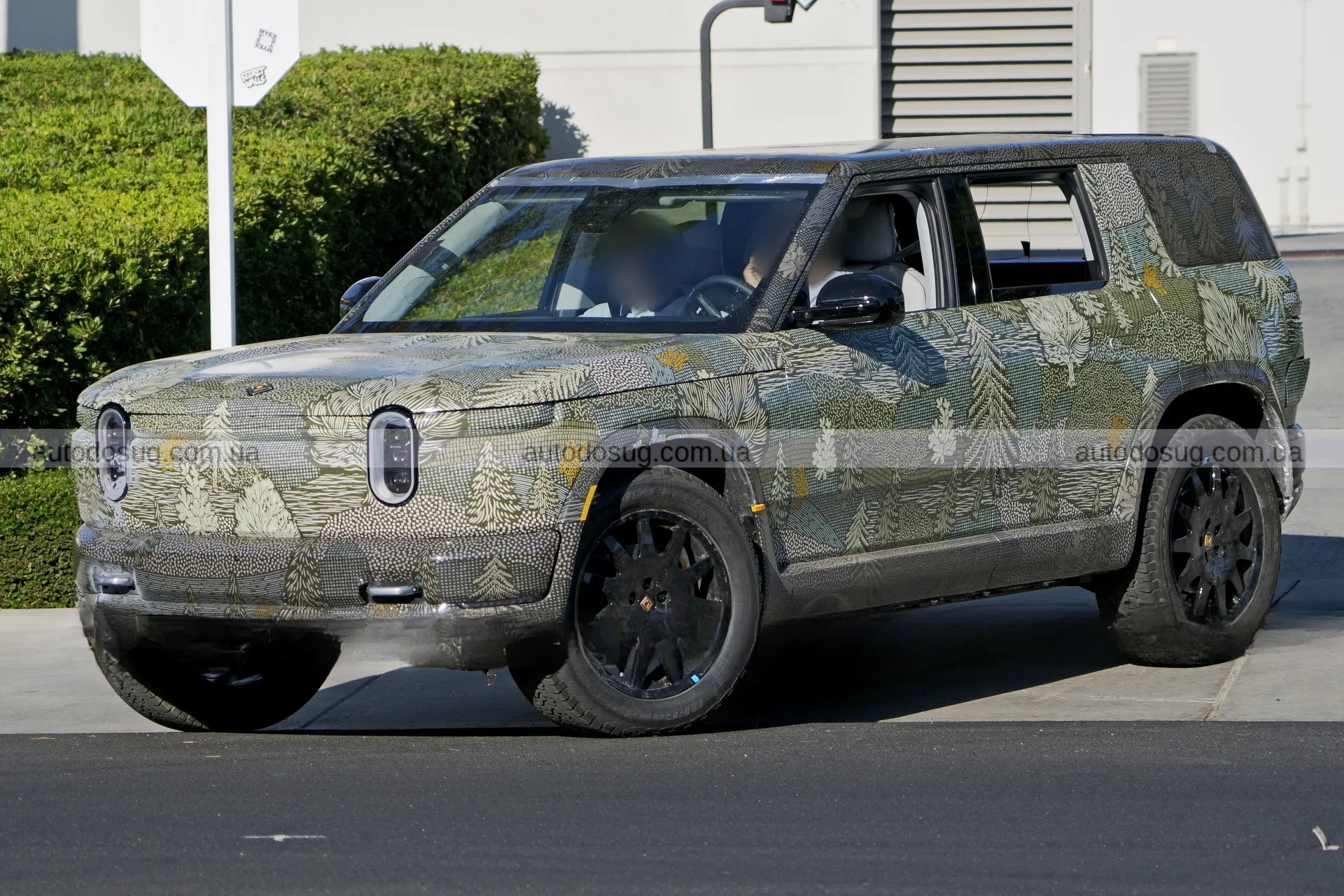 Новий електричний Rivian R2 готується змінити правила гри у світі SUV