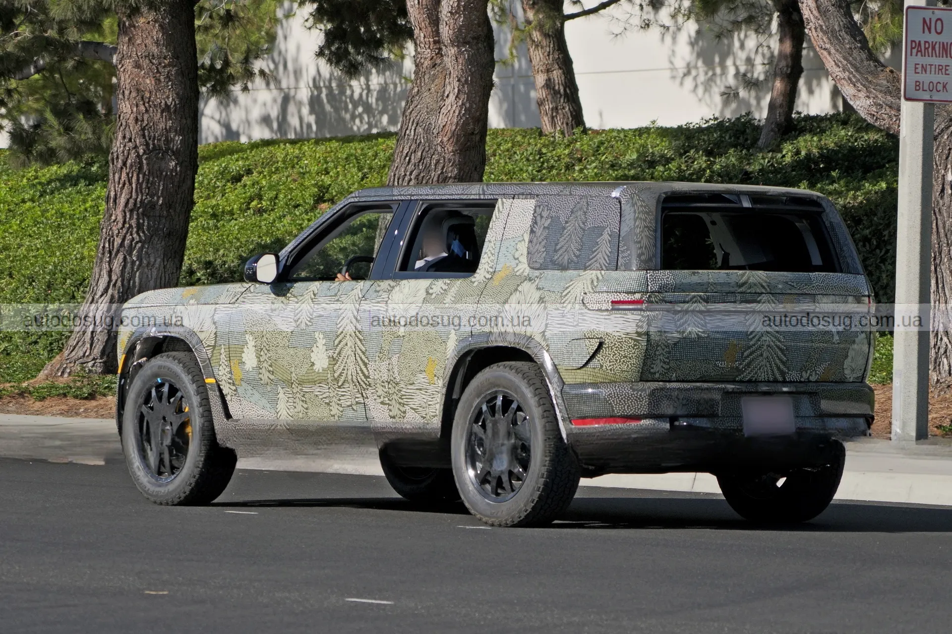 Новий електричний Rivian R2 готується змінити правила гри у світі SUV