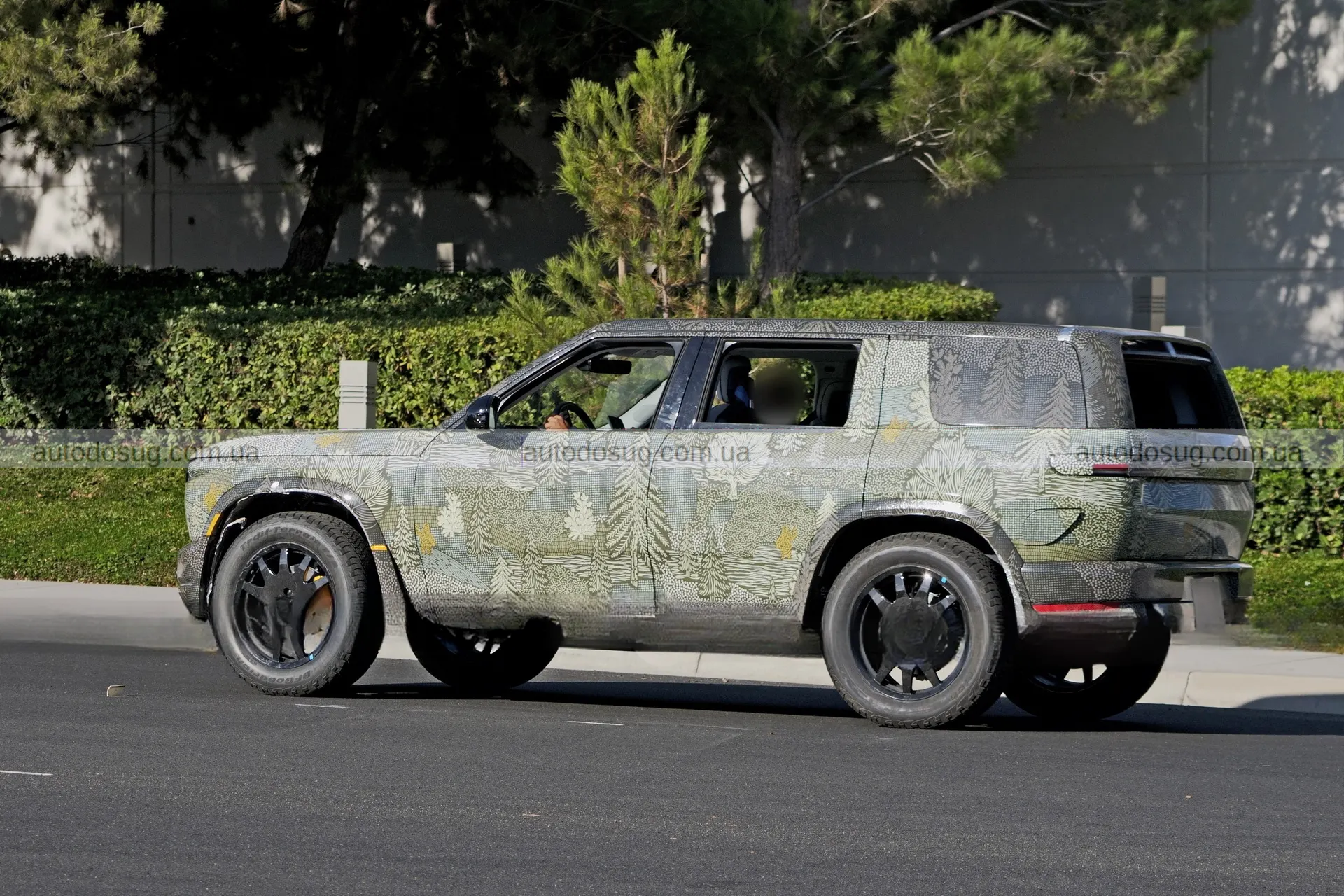 Новий електричний Rivian R2 готується змінити правила гри у світі SUV