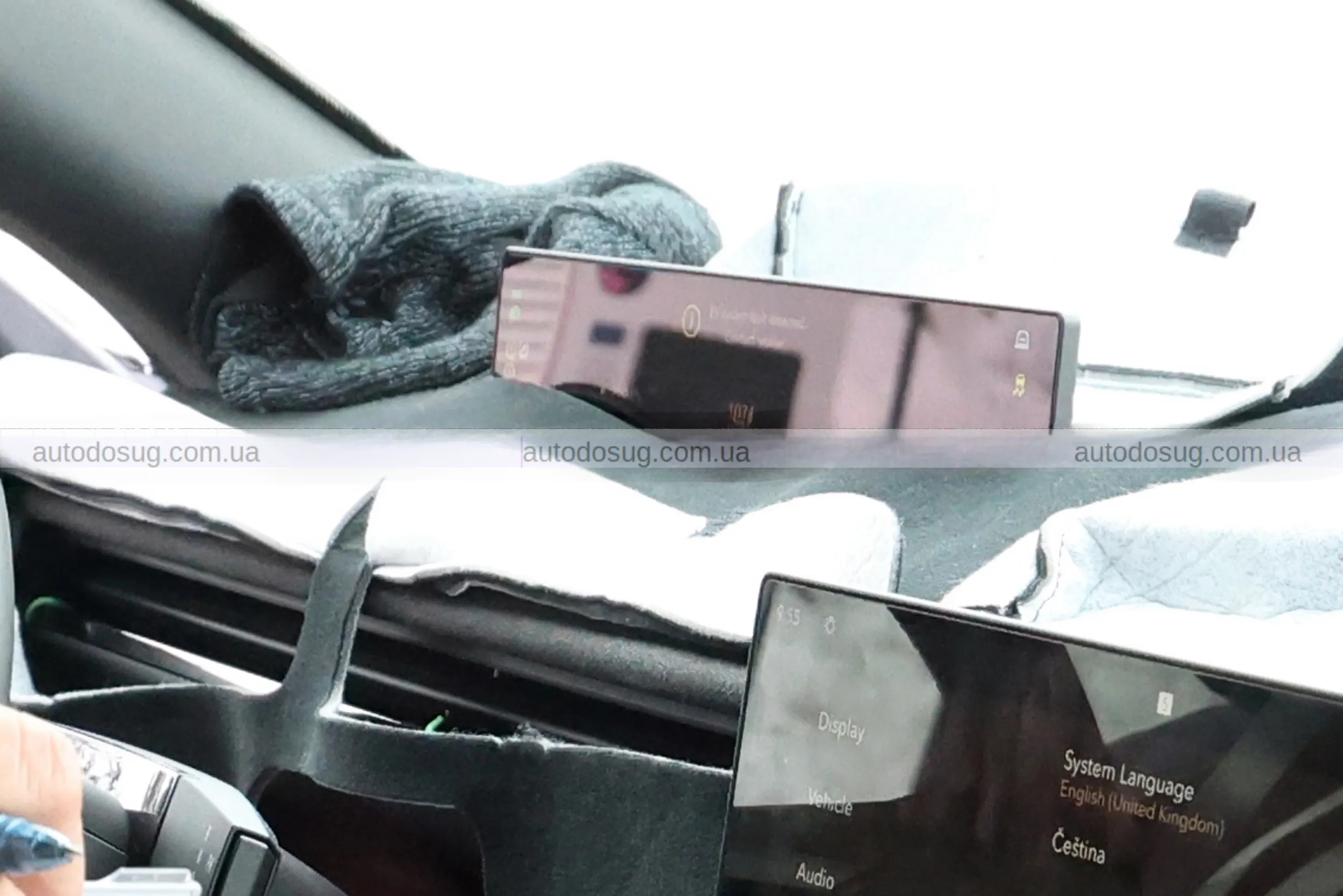 Range Rover готує новий Velar і показує салон, який ламає звичні правила