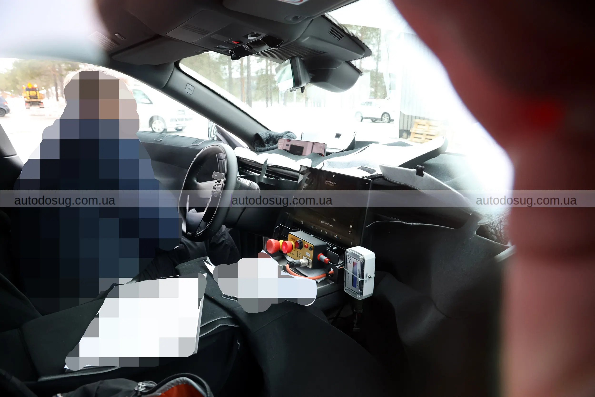 Range Rover готує новий Velar і показує салон, який ламає звичні правила