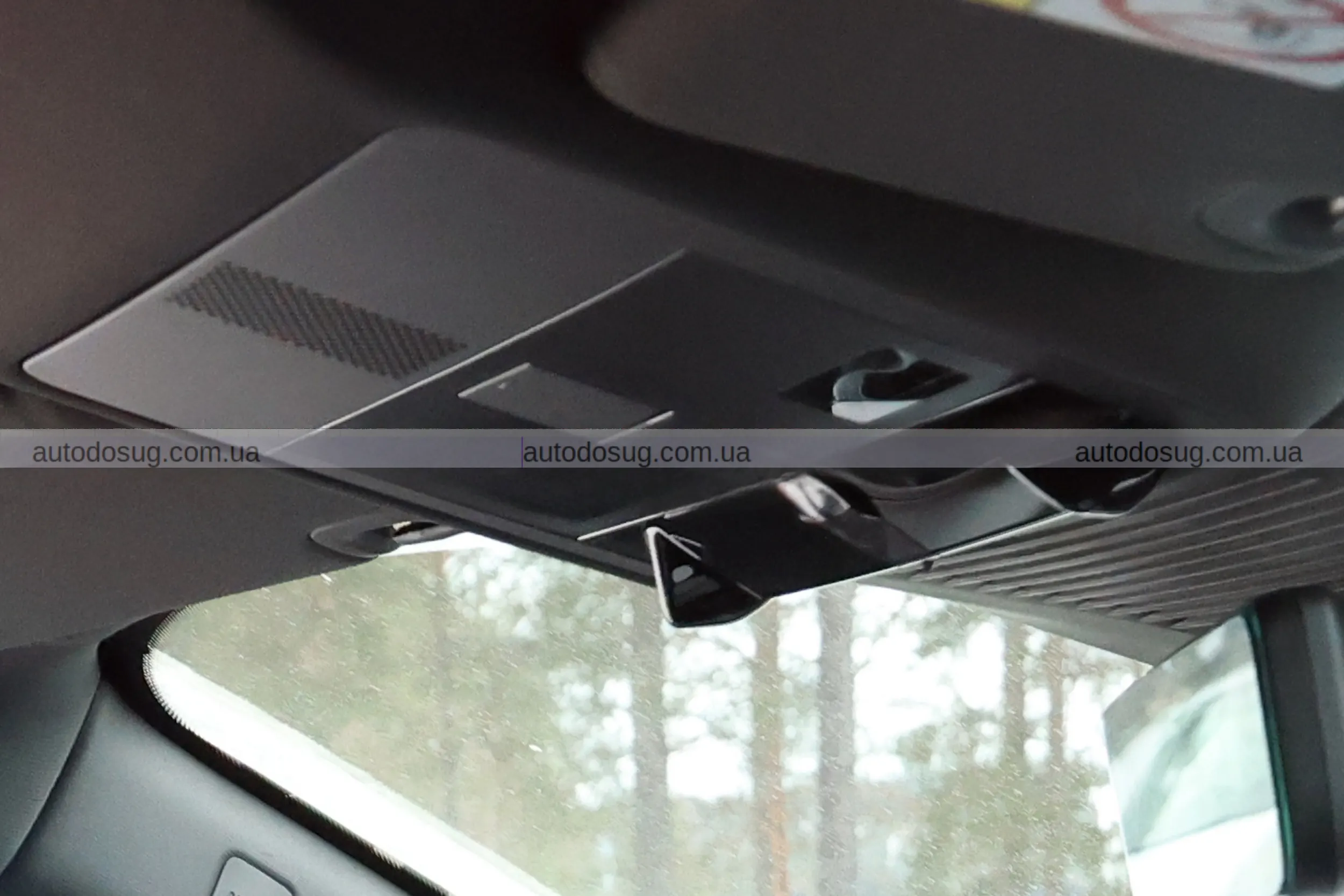 Range Rover готує новий Velar і показує салон, який ламає звичні правила