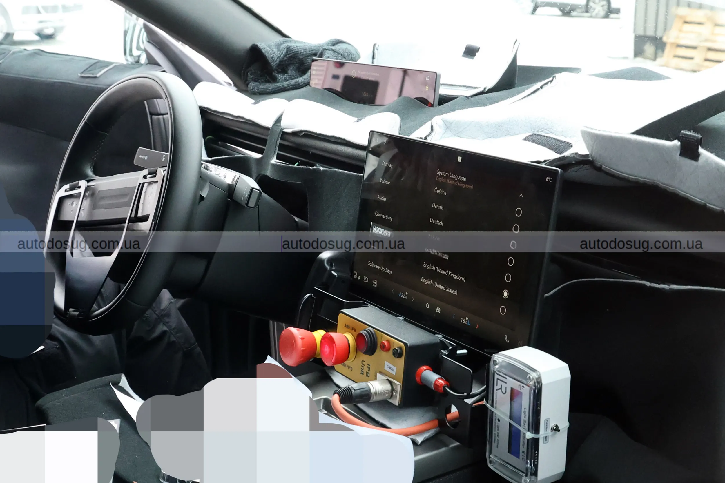 Range Rover готує новий Velar і показує салон, який ламає звичні правила