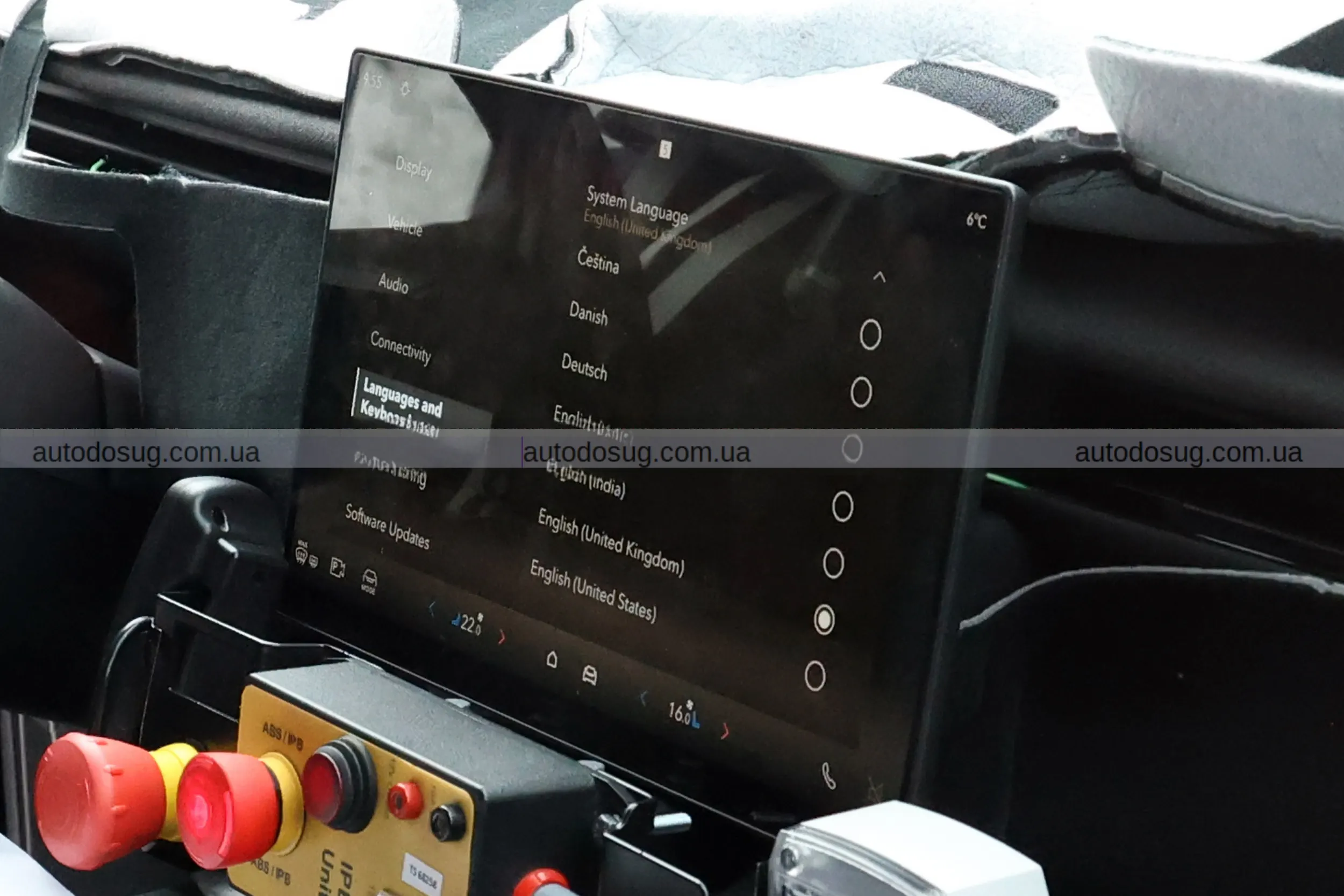 Range Rover готує новий Velar і показує салон, який ламає звичні правила