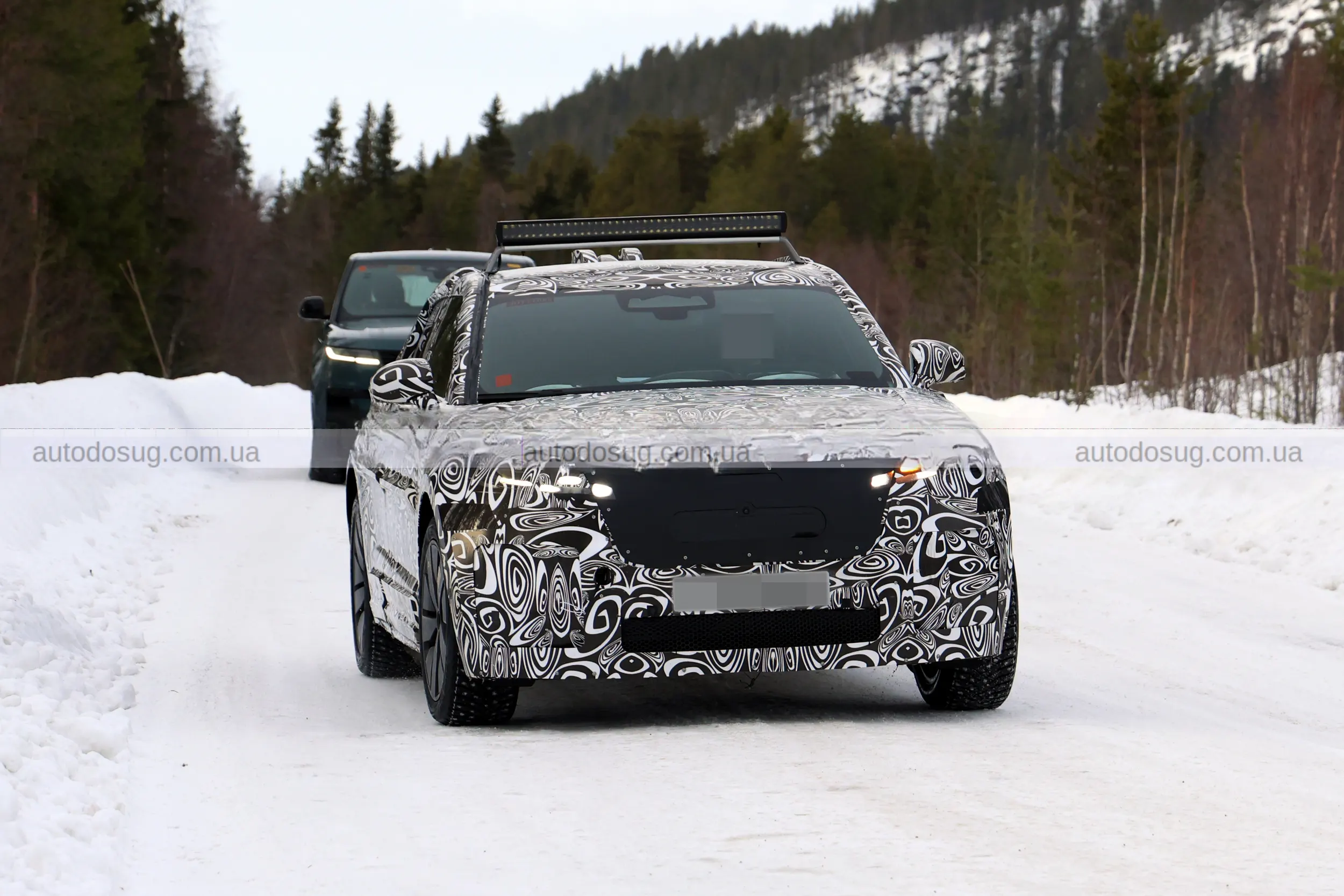 Range Rover готує новий Velar і показує салон, який ламає звичні правила