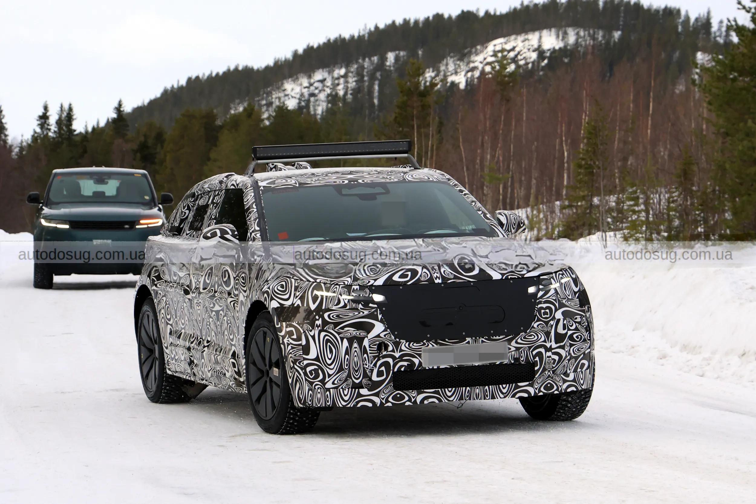 Range Rover готує новий Velar і показує салон, який ламає звичні правила