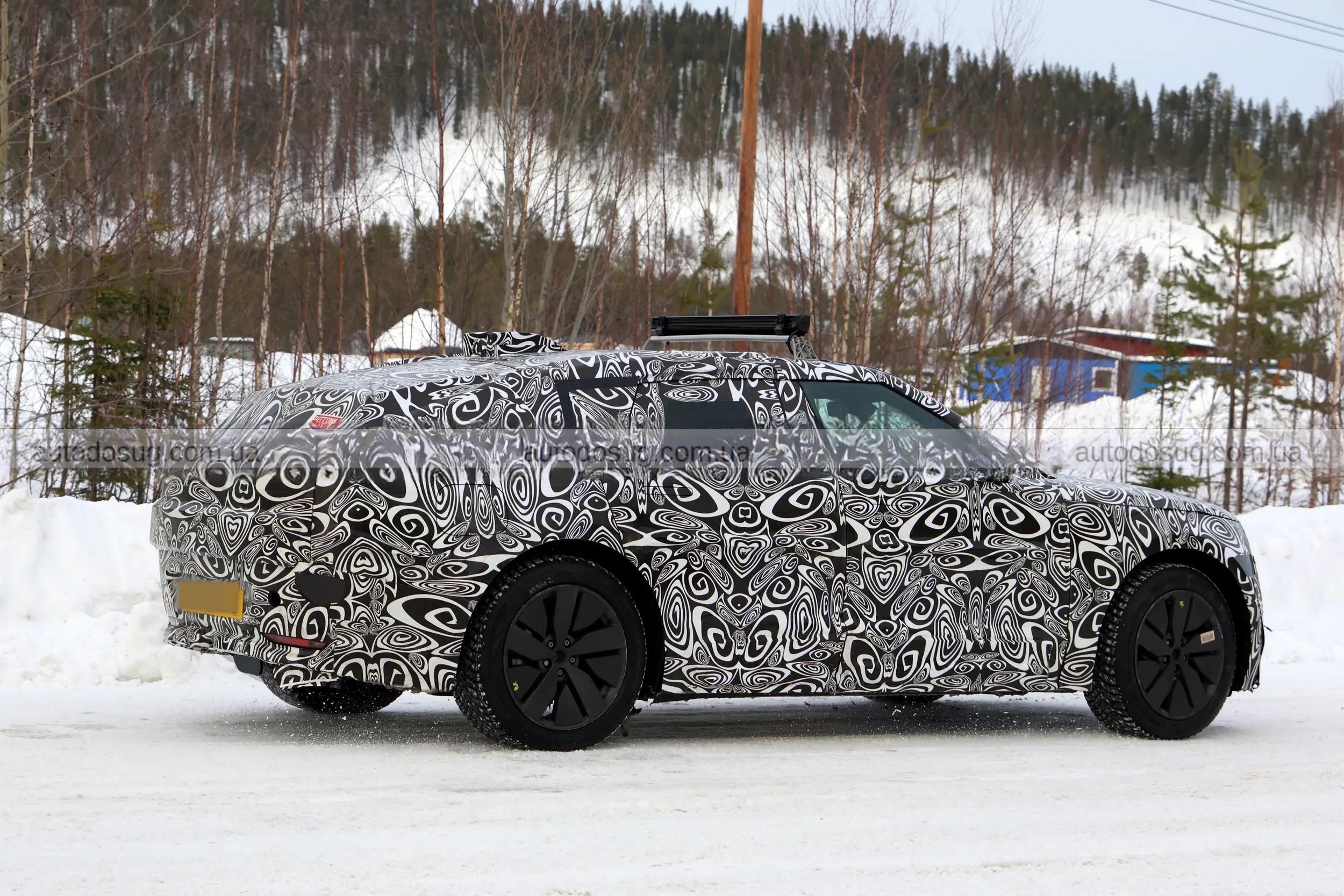 Range Rover готує новий Velar і показує салон, який ламає звичні правила