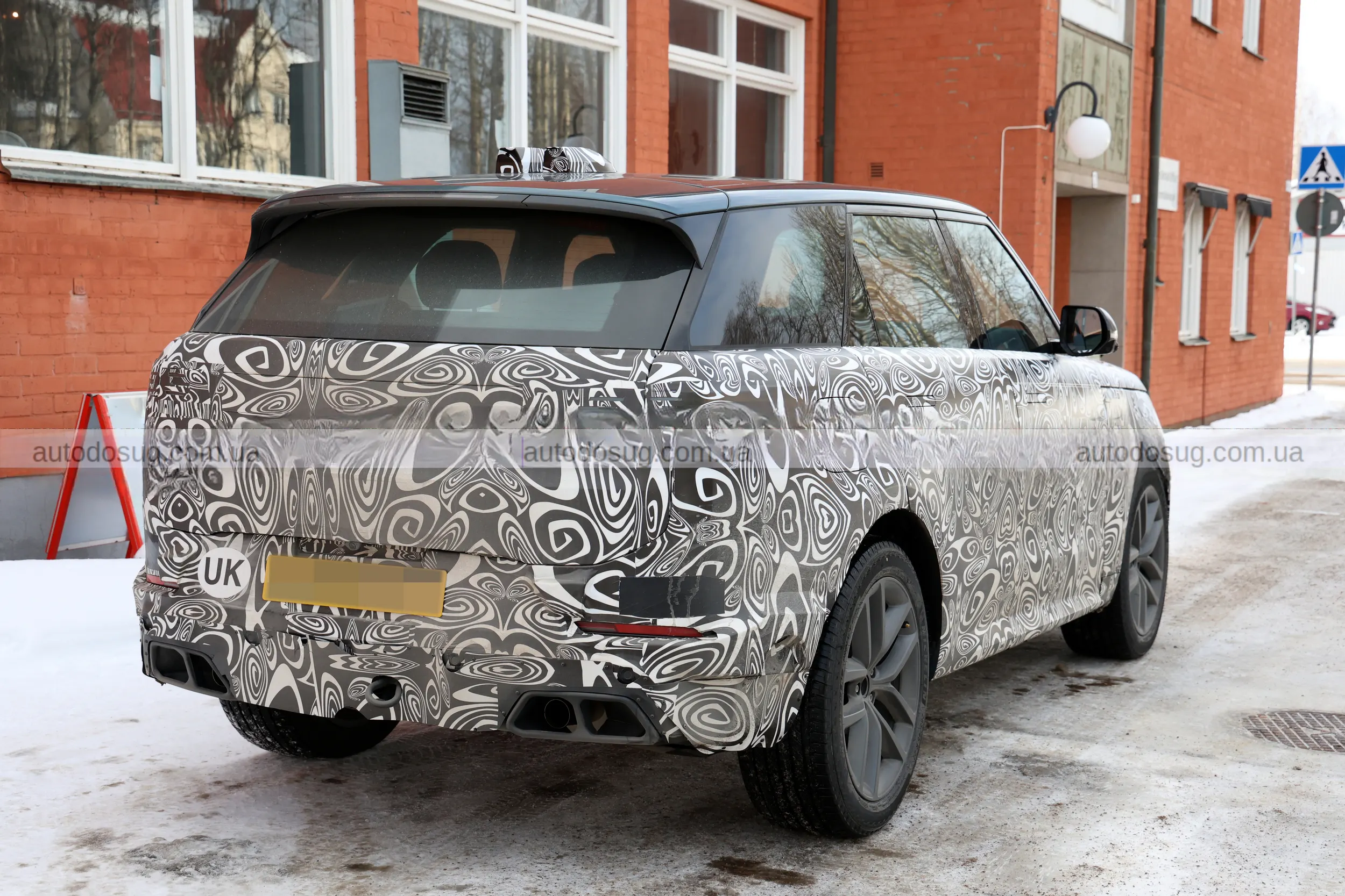 Range Rover Sport готує оновлення і показує новий дизайн у зимових тестах