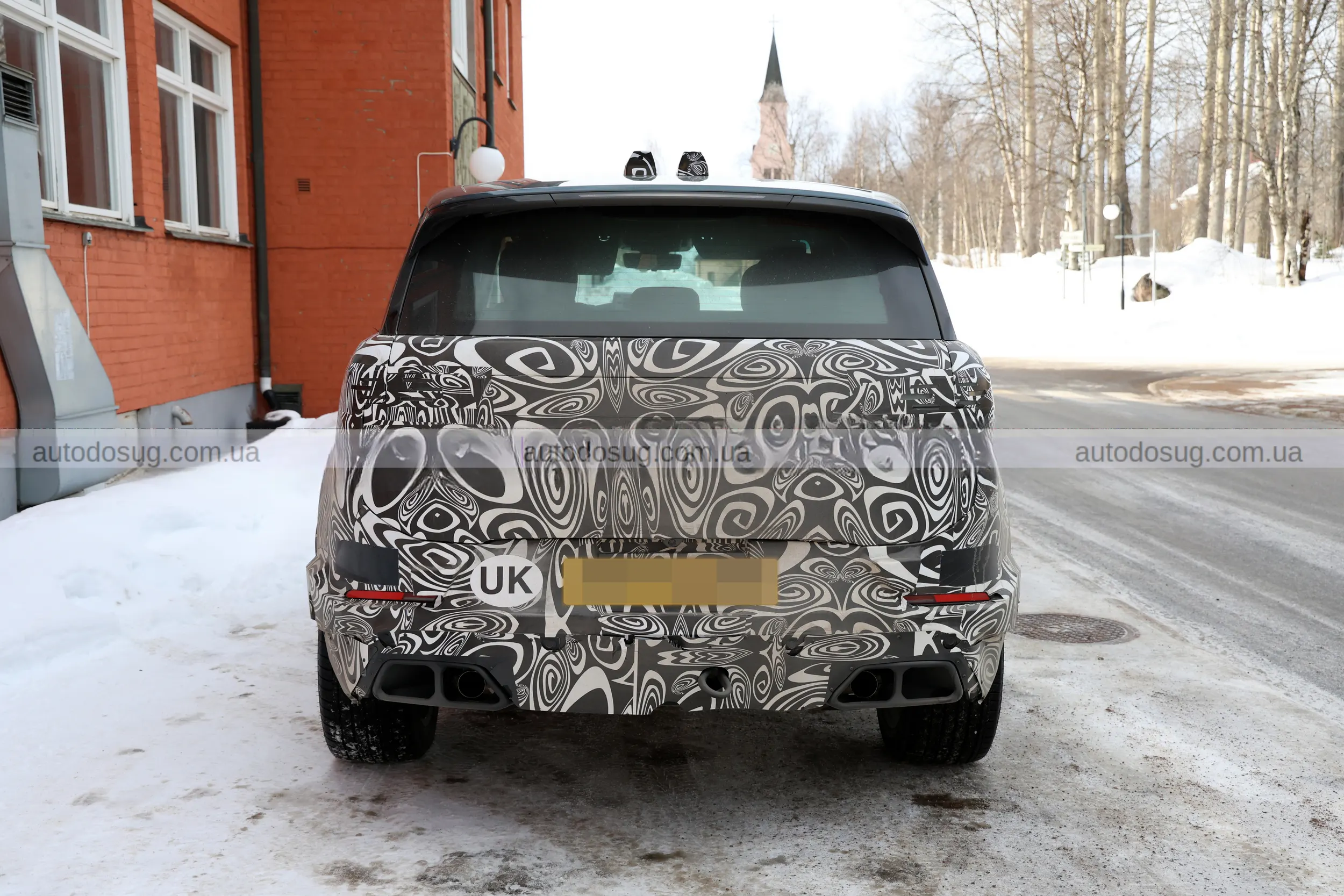 Range Rover Sport готує оновлення і показує новий дизайн у зимових тестах