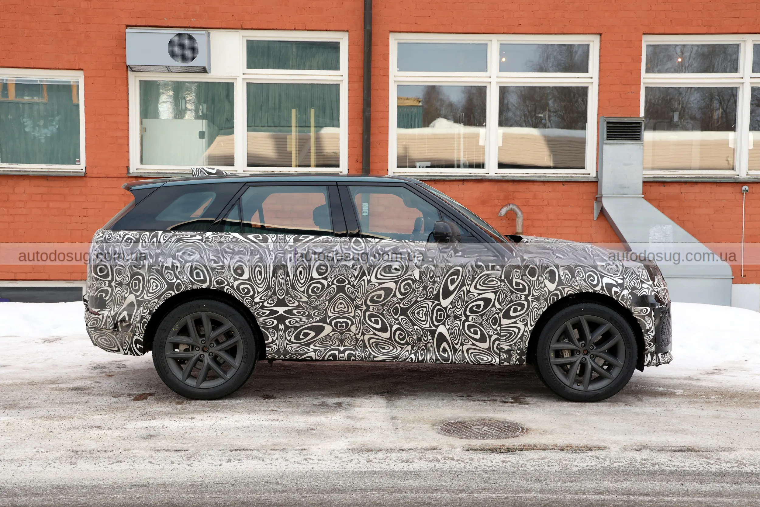 Range Rover Sport готує оновлення і показує новий дизайн у зимових тестах