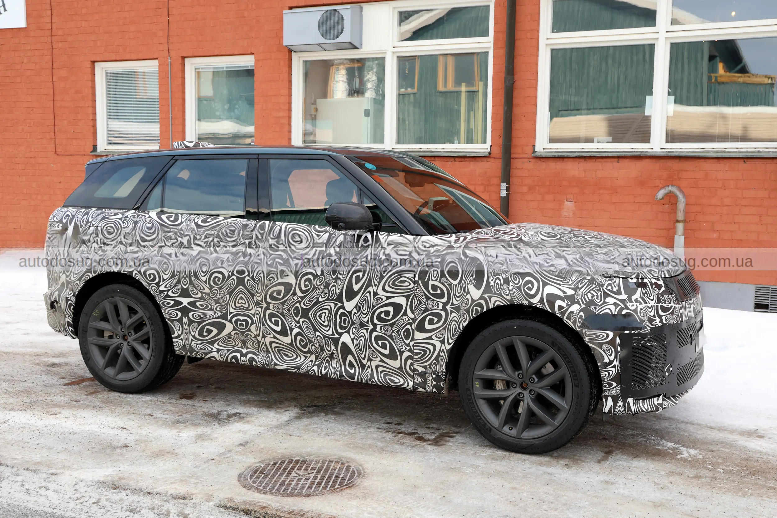 Range Rover Sport готує оновлення і показує новий дизайн у зимових тестах