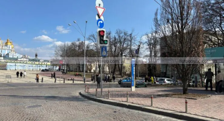 Світлофор із двома червоними сигналами з'явився в Києві